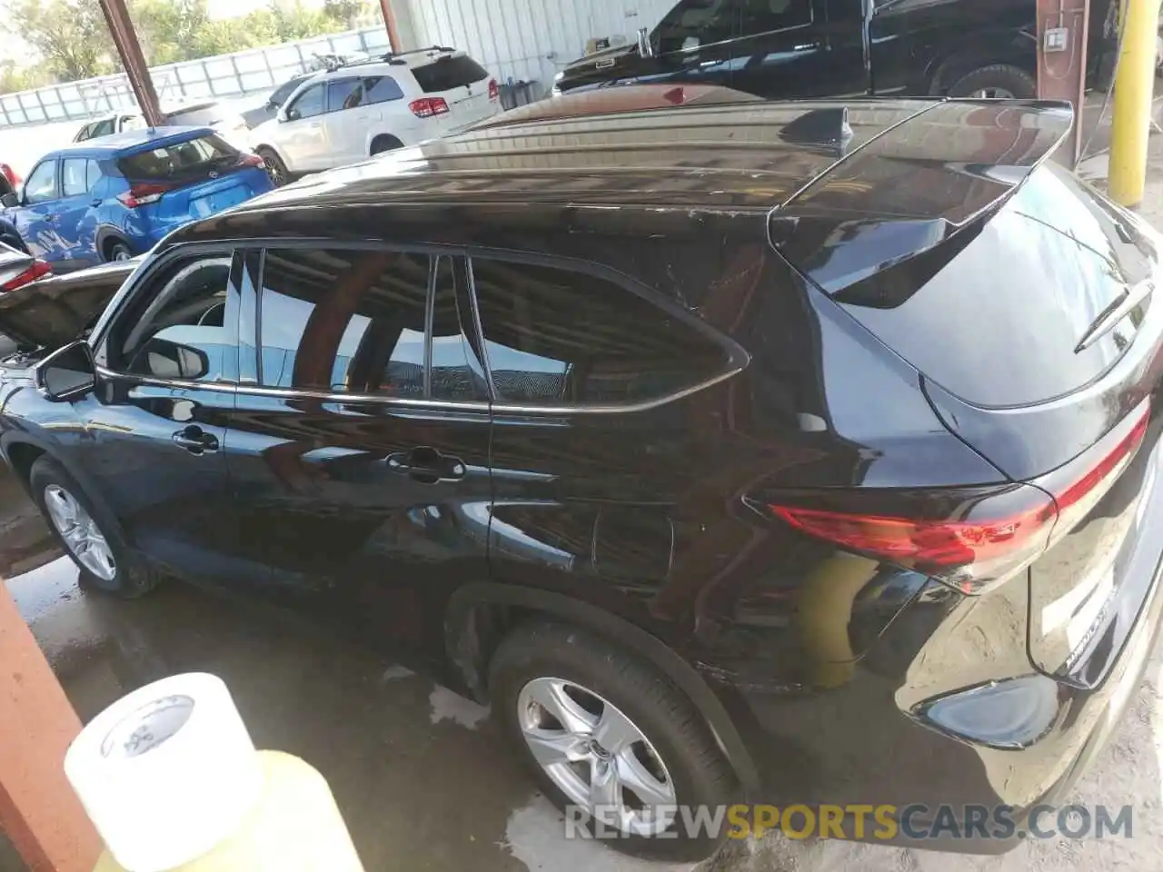 2 Photograph of a damaged car 5TDZZRAH7NS554954 TOYOTA HIGHLANDER 2022