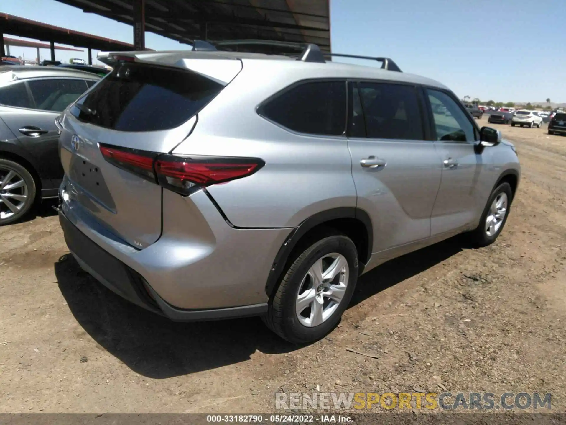 4 Photograph of a damaged car 5TDZZRAH8NS105850 TOYOTA HIGHLANDER 2022