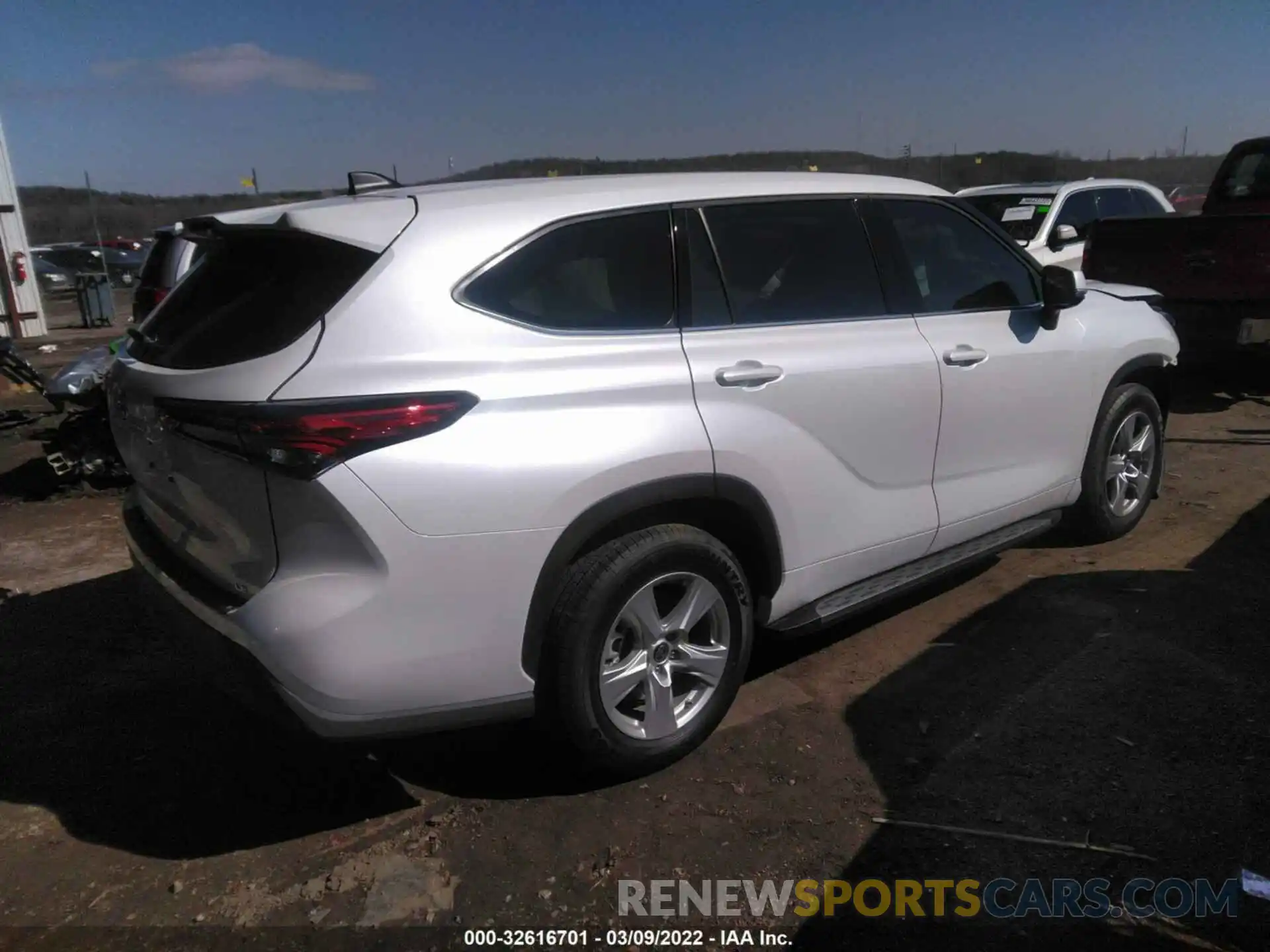 4 Photograph of a damaged car 5TDZZRAH9NS105971 TOYOTA HIGHLANDER 2022