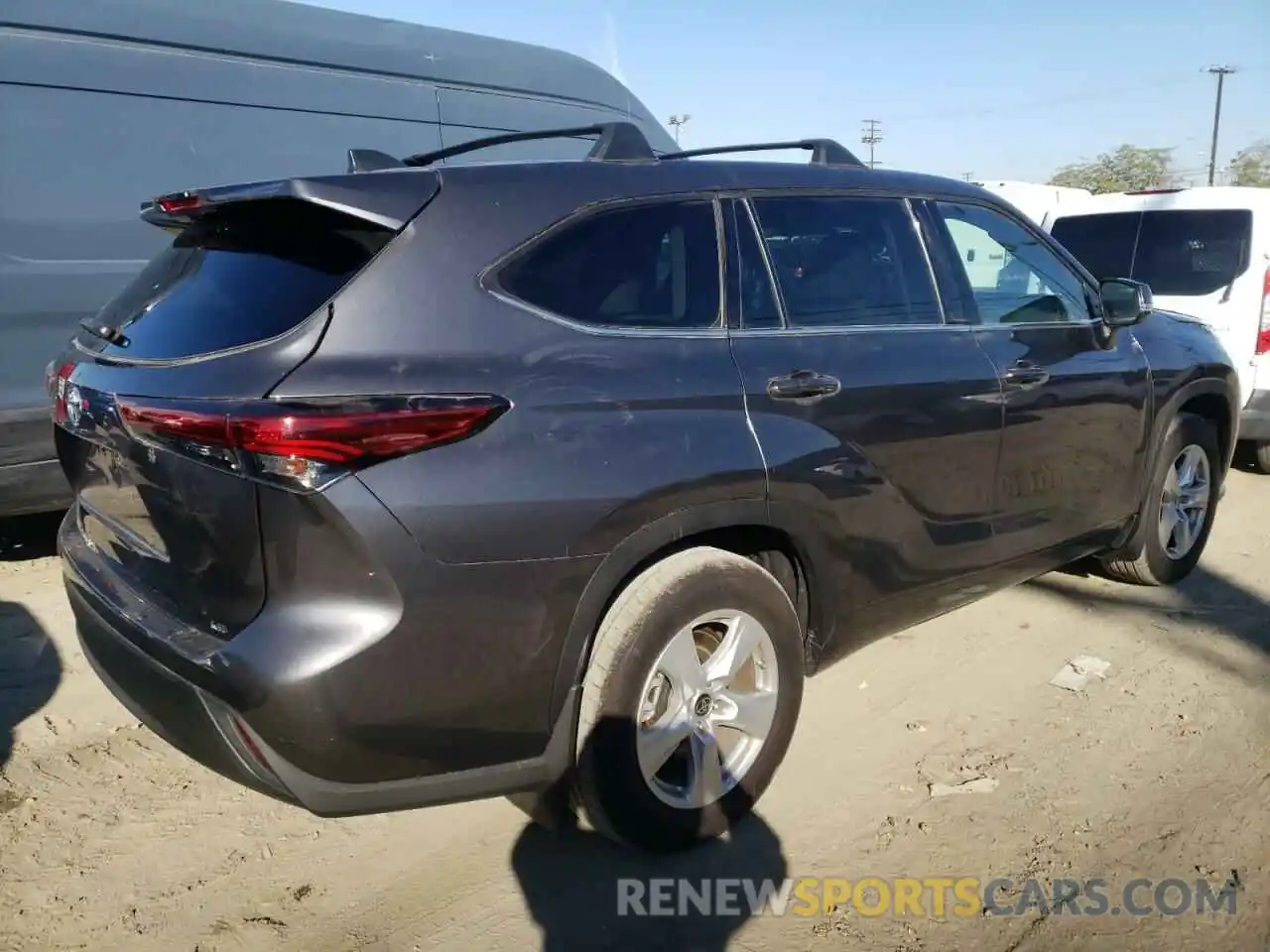 4 Photograph of a damaged car 5TDZZRAHXNS107079 TOYOTA HIGHLANDER 2022