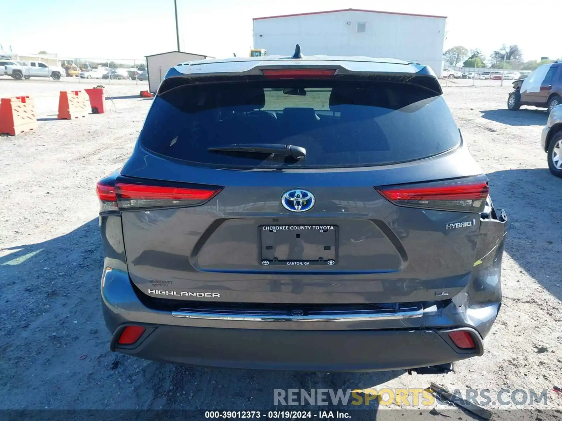 17 Photograph of a damaged car 5TDBBRCH0PS118355 TOYOTA HIGHLANDER 2023