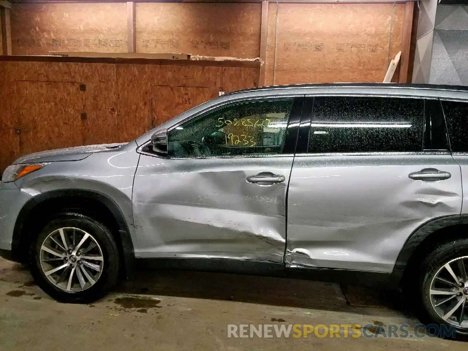 9 Photograph of a damaged car 5TDJZRFH5KS580907 TOYOTA HIGHLNDER 2019