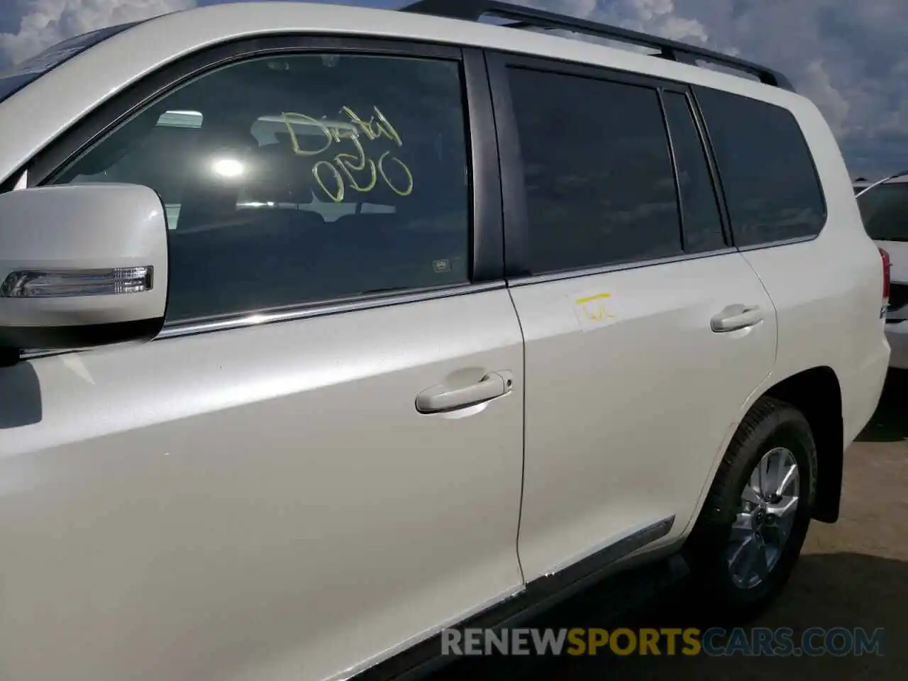 9 Photograph of a damaged car JTMCY7AJXM4101504 TOYOTA LAND CRUIS 2021