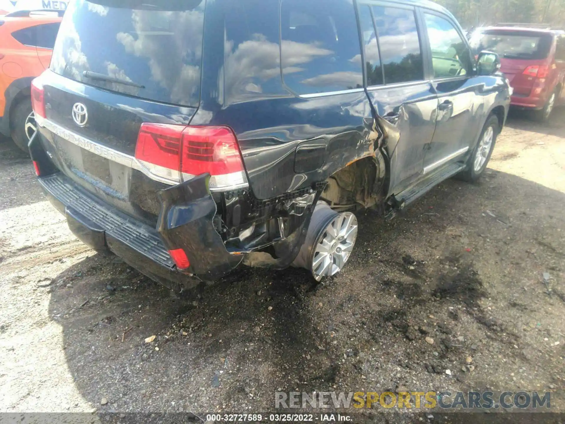 4 Photograph of a damaged car JTMCY7AJ3K4085398 TOYOTA LAND CRUISER 2019