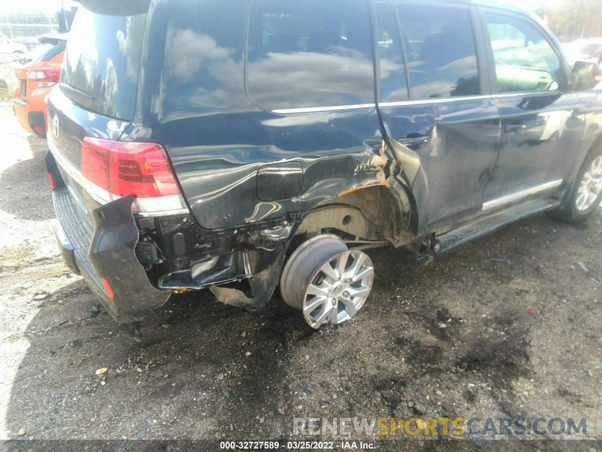 6 Photograph of a damaged car JTMCY7AJ3K4085398 TOYOTA LAND CRUISER 2019