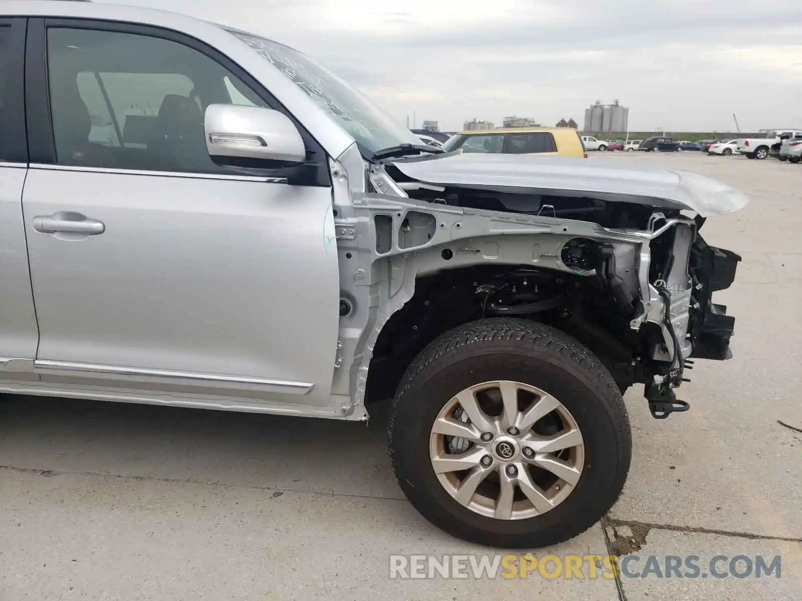 9 Photograph of a damaged car JTMCY7AJXM4104371 TOYOTA LANDCRUISR 2021