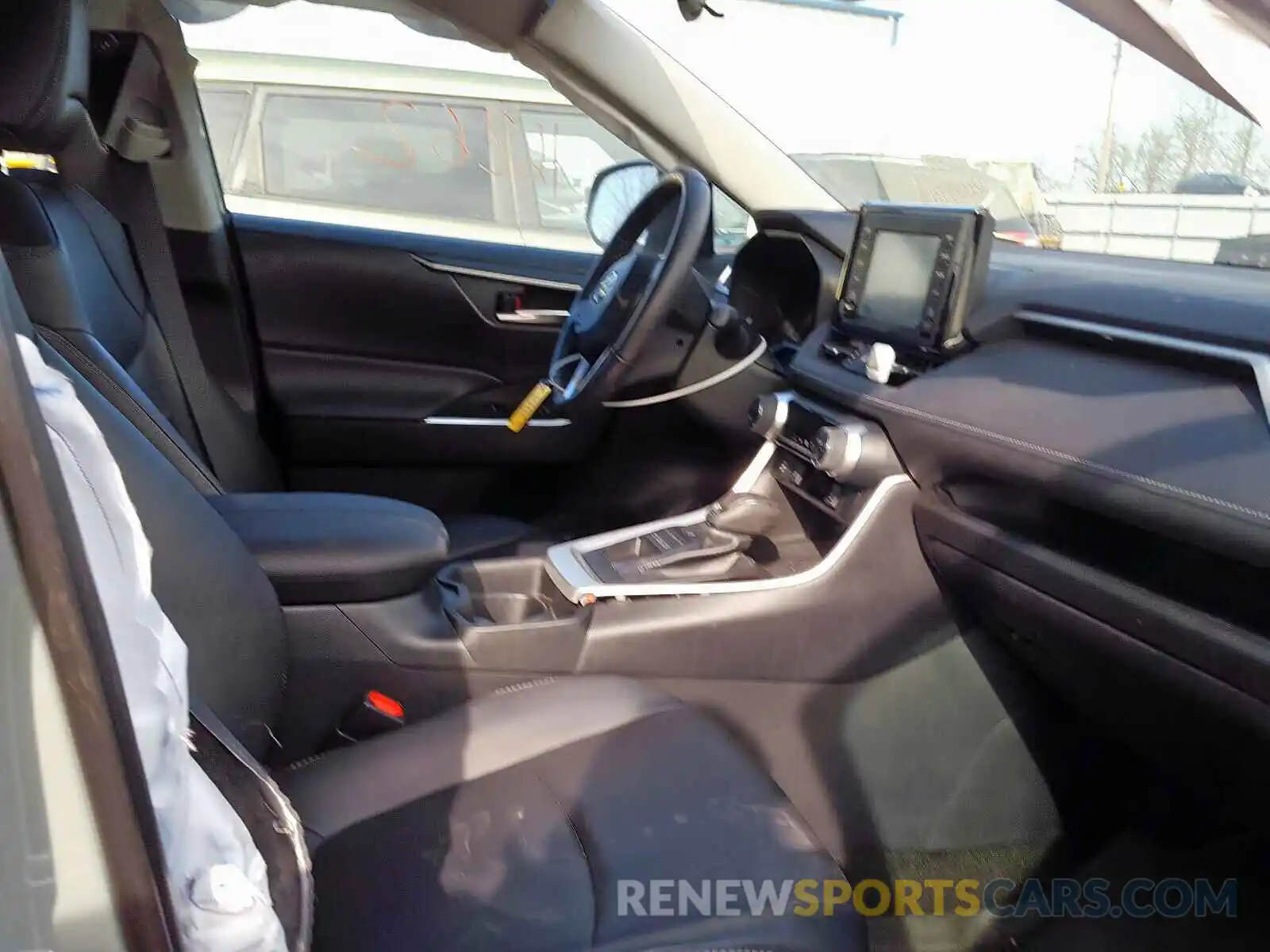 5 Photograph of a damaged car 2T3A1RFV0KW049769 TOYOTA RAV4 2019