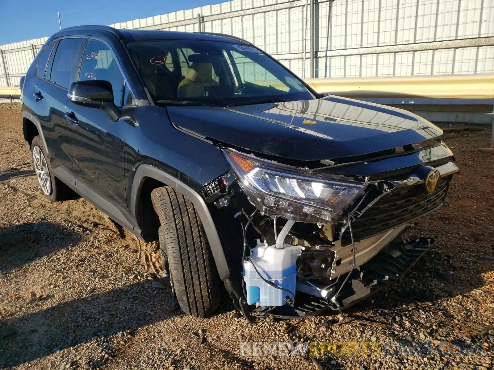 1 Photograph of a damaged car 2T3A1RFV0KW067639 TOYOTA RAV4 2019