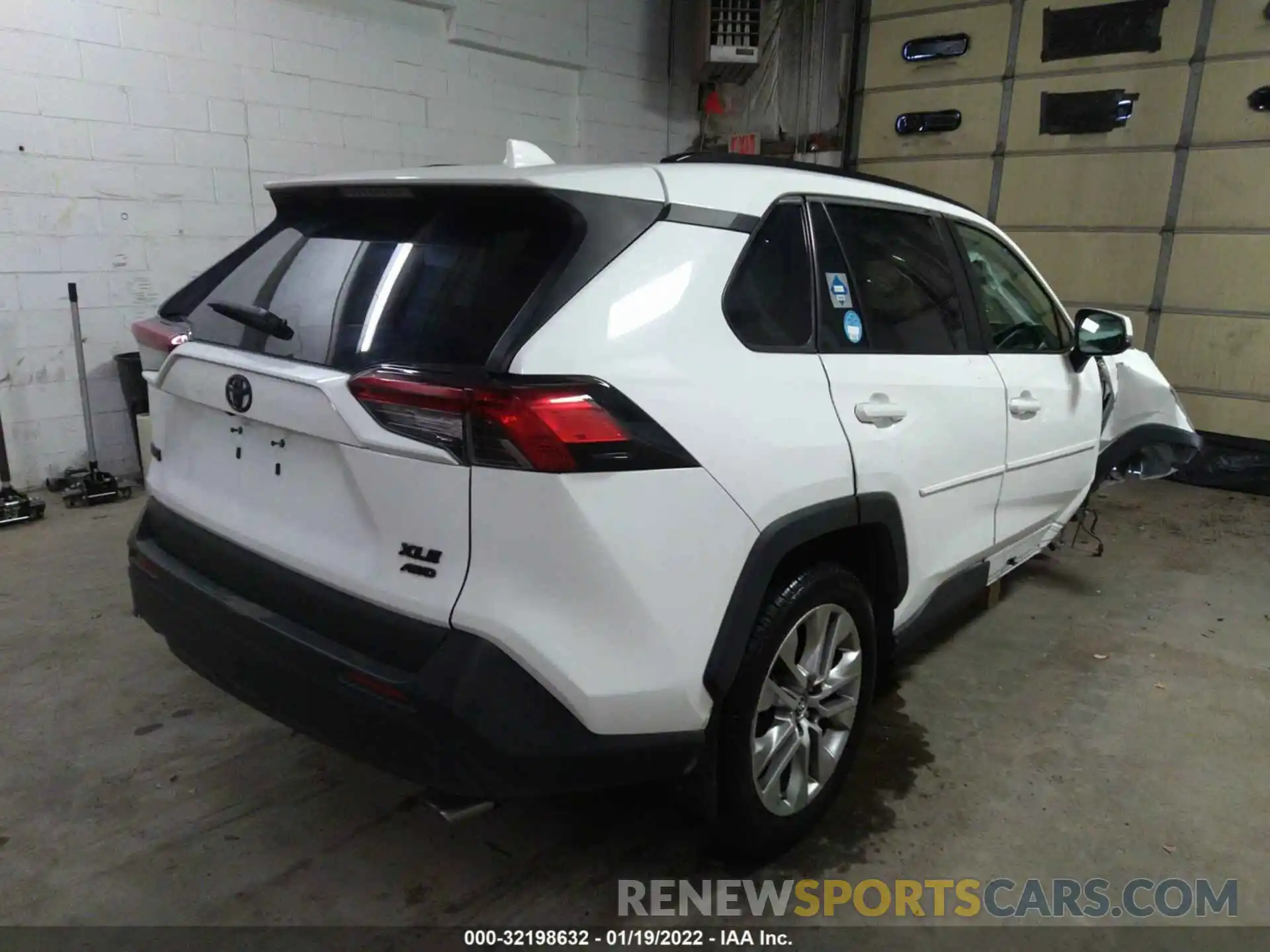 4 Photograph of a damaged car 2T3A1RFV1KW006168 TOYOTA RAV4 2019