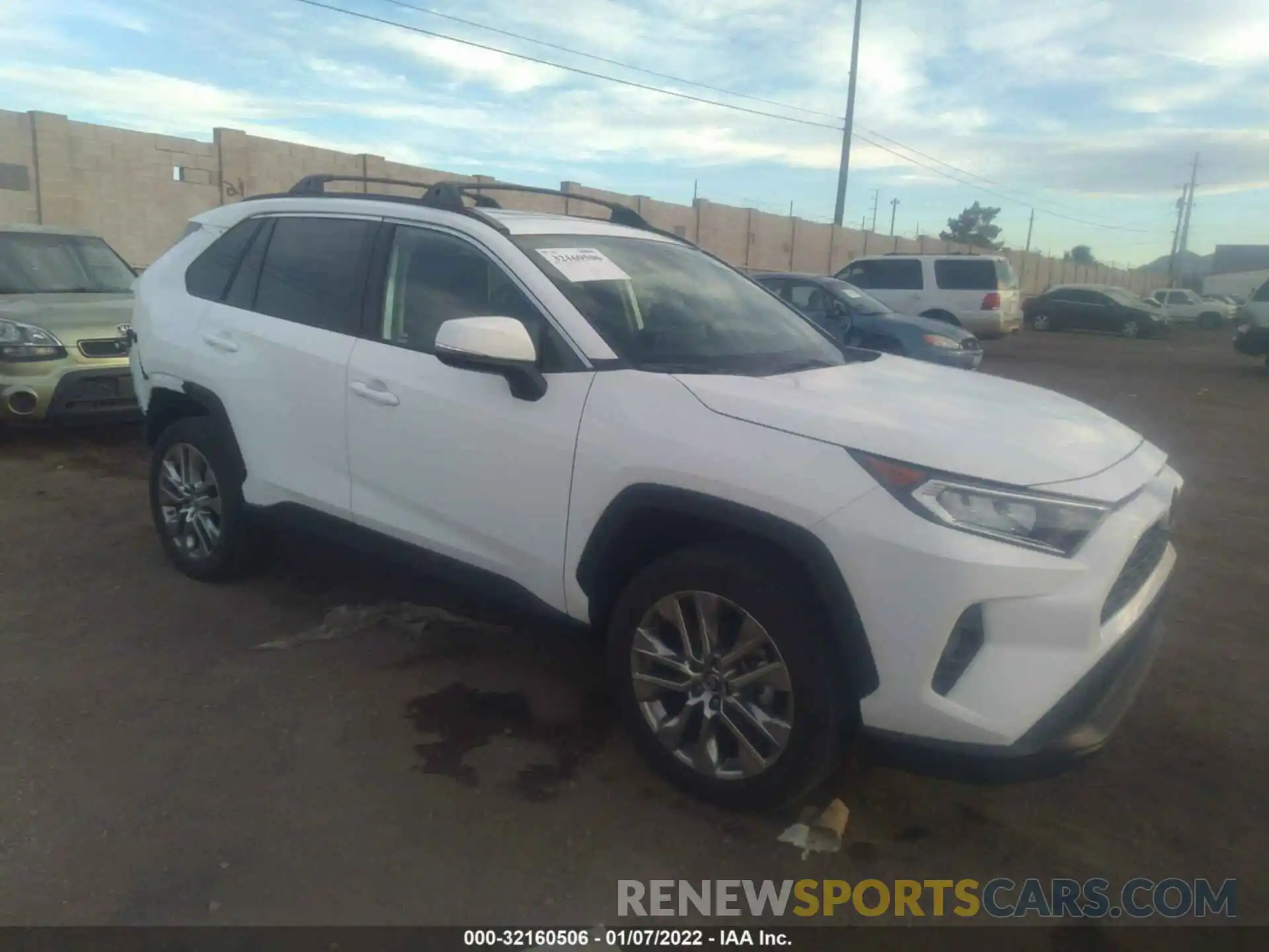 1 Photograph of a damaged car 2T3A1RFV3KW081017 TOYOTA RAV4 2019