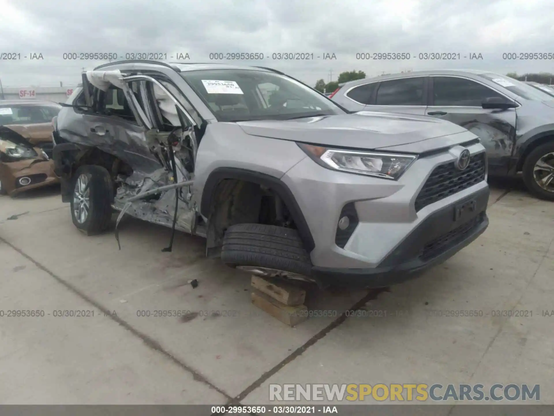 1 Photograph of a damaged car 2T3A1RFV5KW073274 TOYOTA RAV4 2019