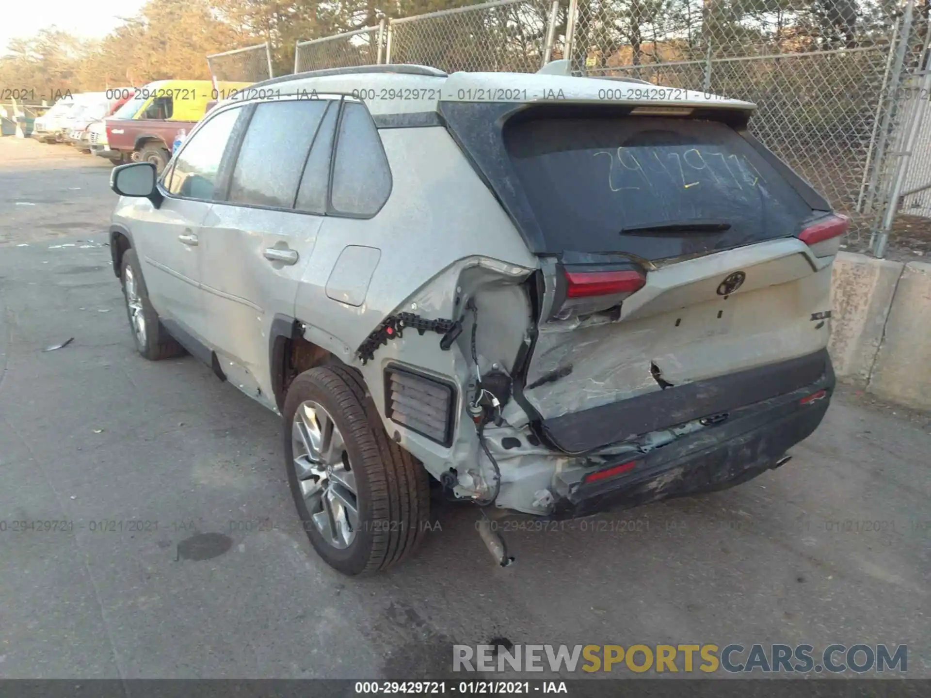 3 Фотография поврежденного автомобиля 2T3A1RFV6KC023582 TOYOTA RAV4 2019