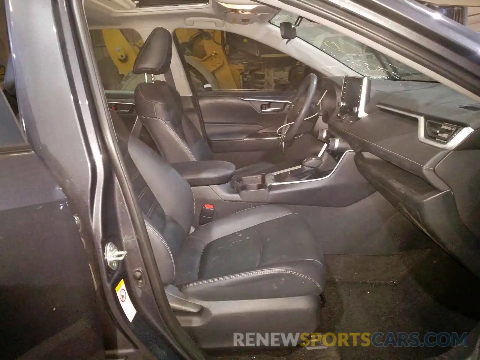 5 Photograph of a damaged car 2T3A1RFV7KW001377 TOYOTA RAV4 2019