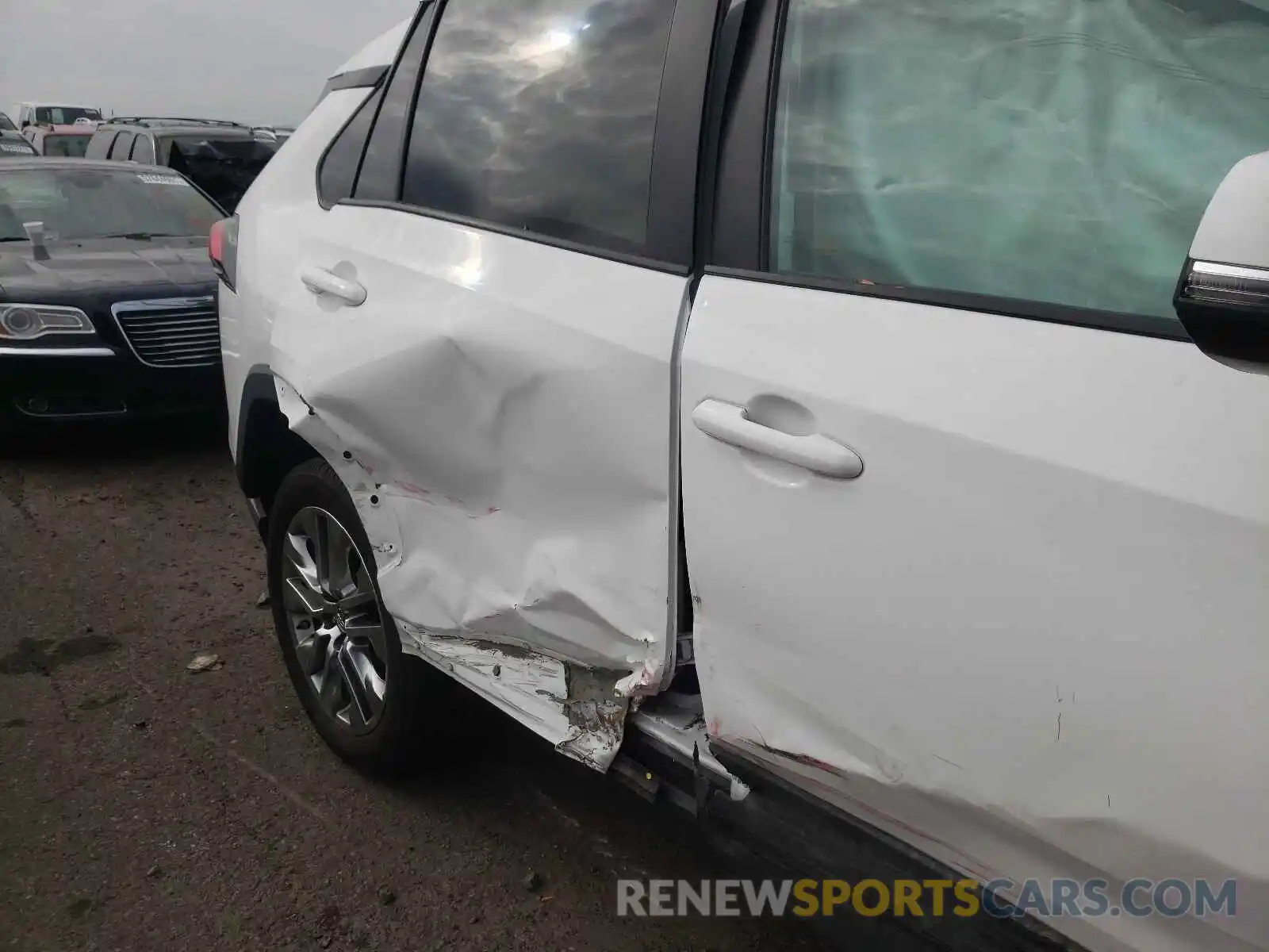 9 Photograph of a damaged car 2T3A1RFV7KW069095 TOYOTA RAV4 2019