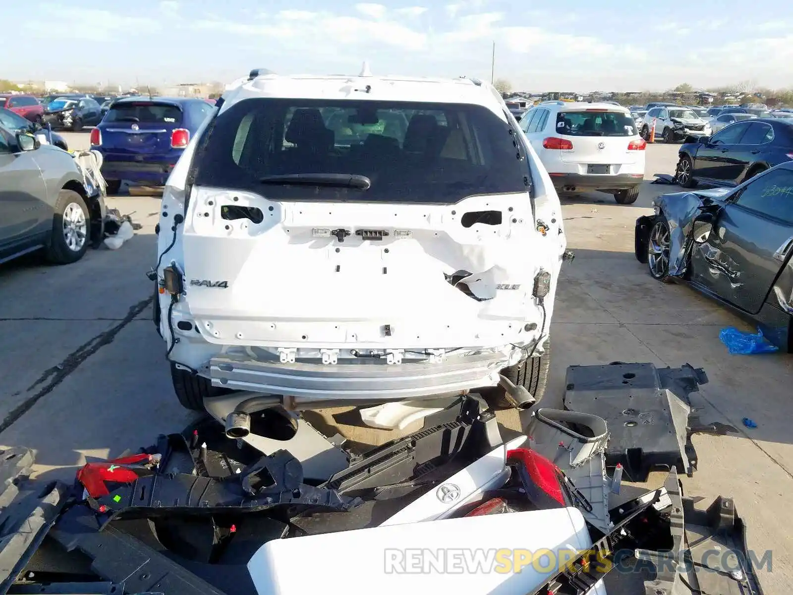 9 Photograph of a damaged car 2T3C1RFV2KW018404 TOYOTA RAV4 2019