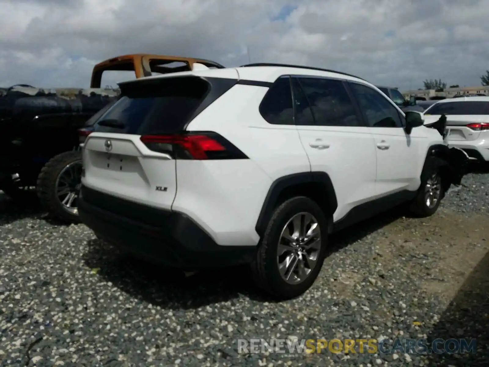 4 Photograph of a damaged car 2T3C1RFV4KW014368 TOYOTA RAV4 2019