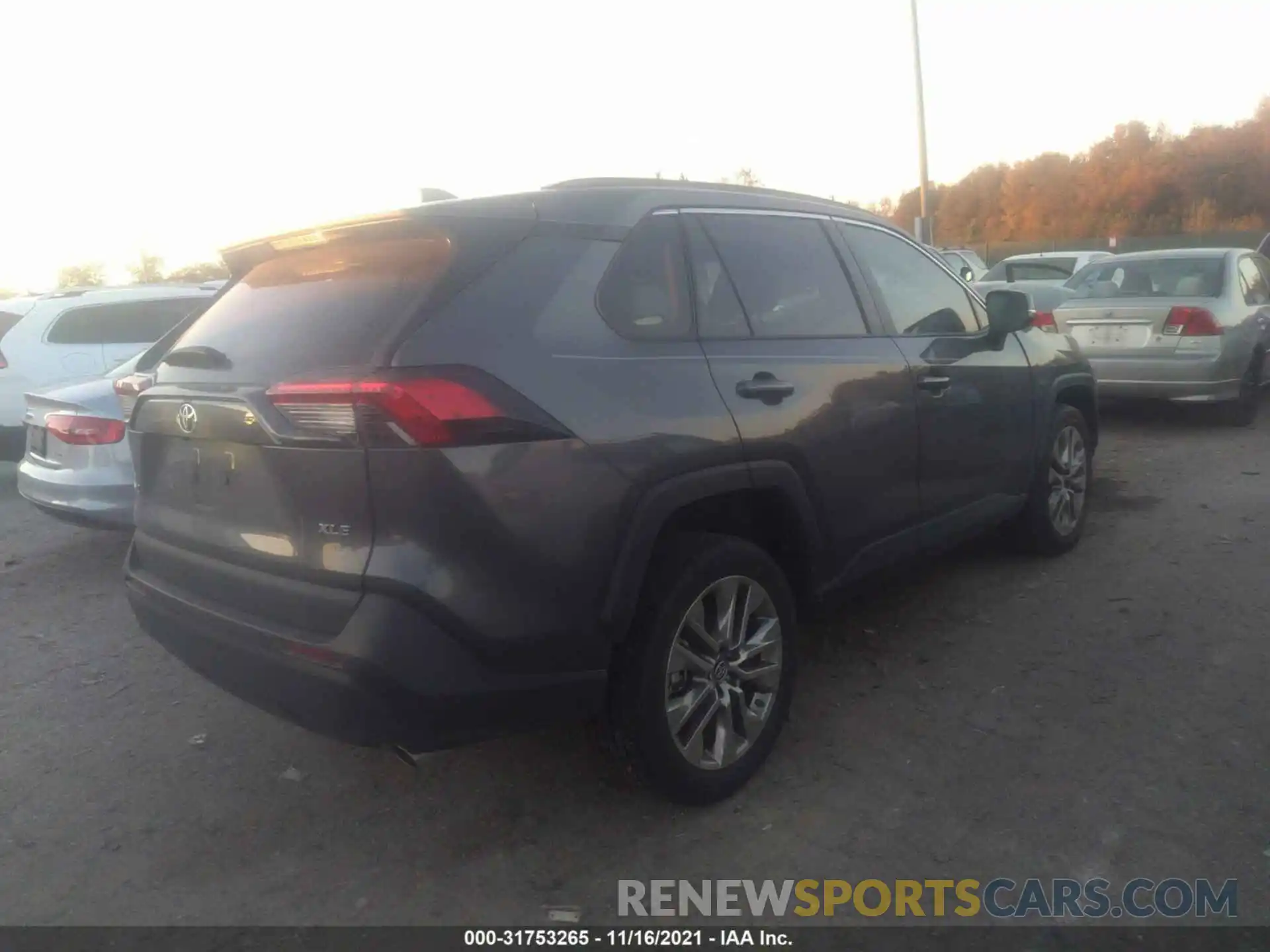 4 Photograph of a damaged car 2T3C1RFV5KC015868 TOYOTA RAV4 2019