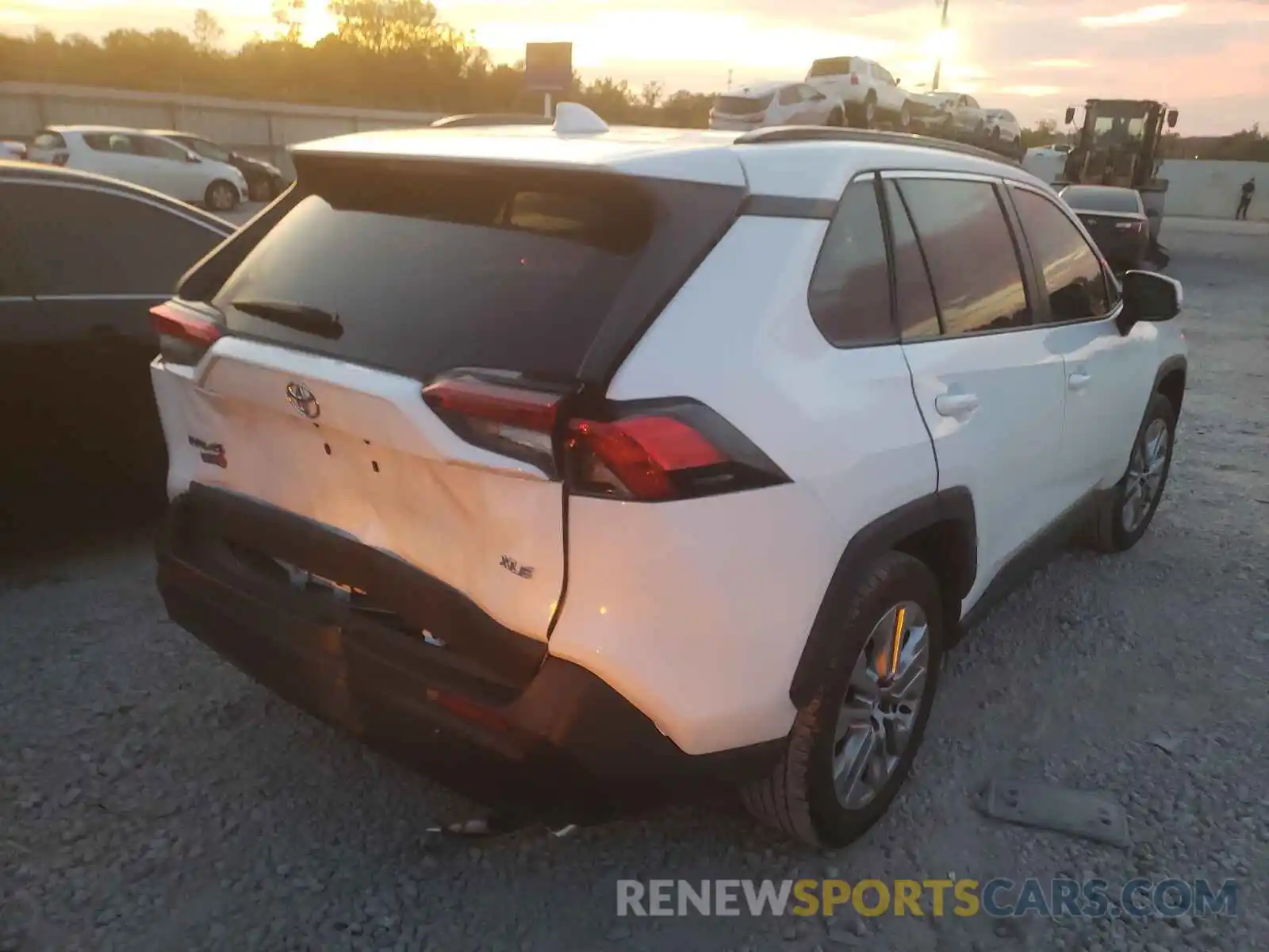 4 Photograph of a damaged car 2T3C1RFV5KC029138 TOYOTA RAV4 2019