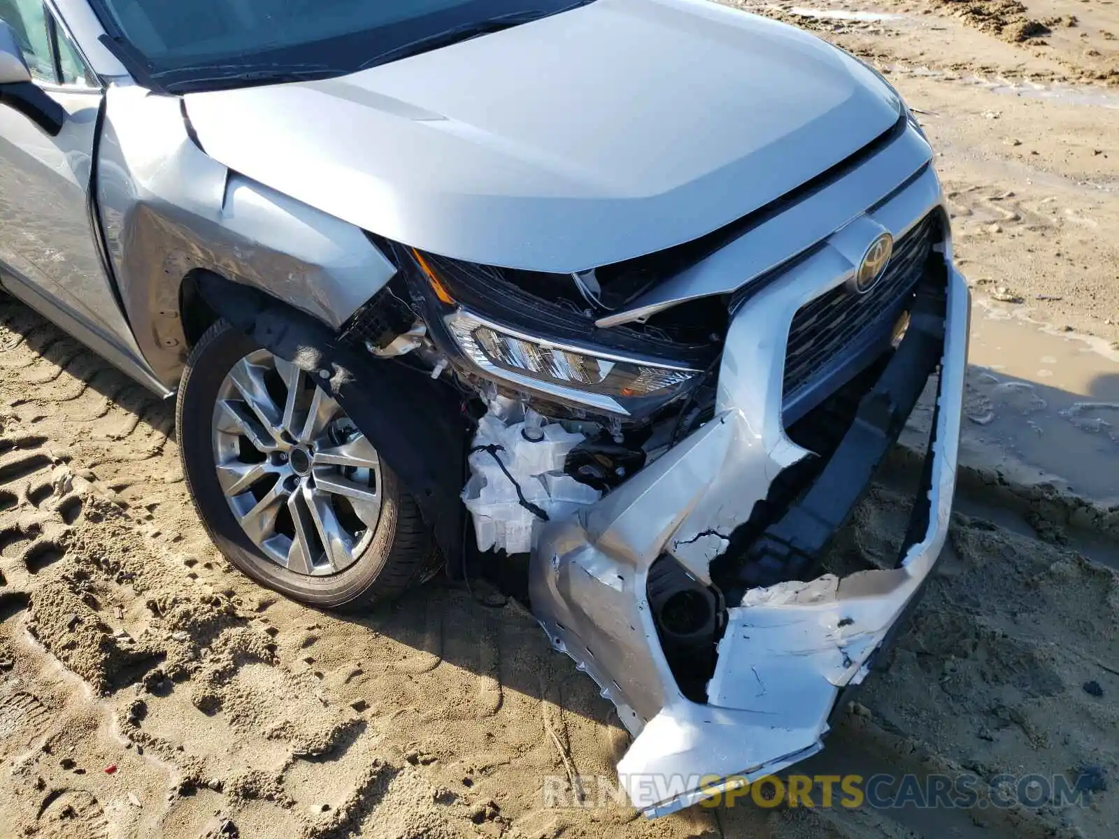 9 Photograph of a damaged car 2T3C1RFV9KC024198 TOYOTA RAV4 2019