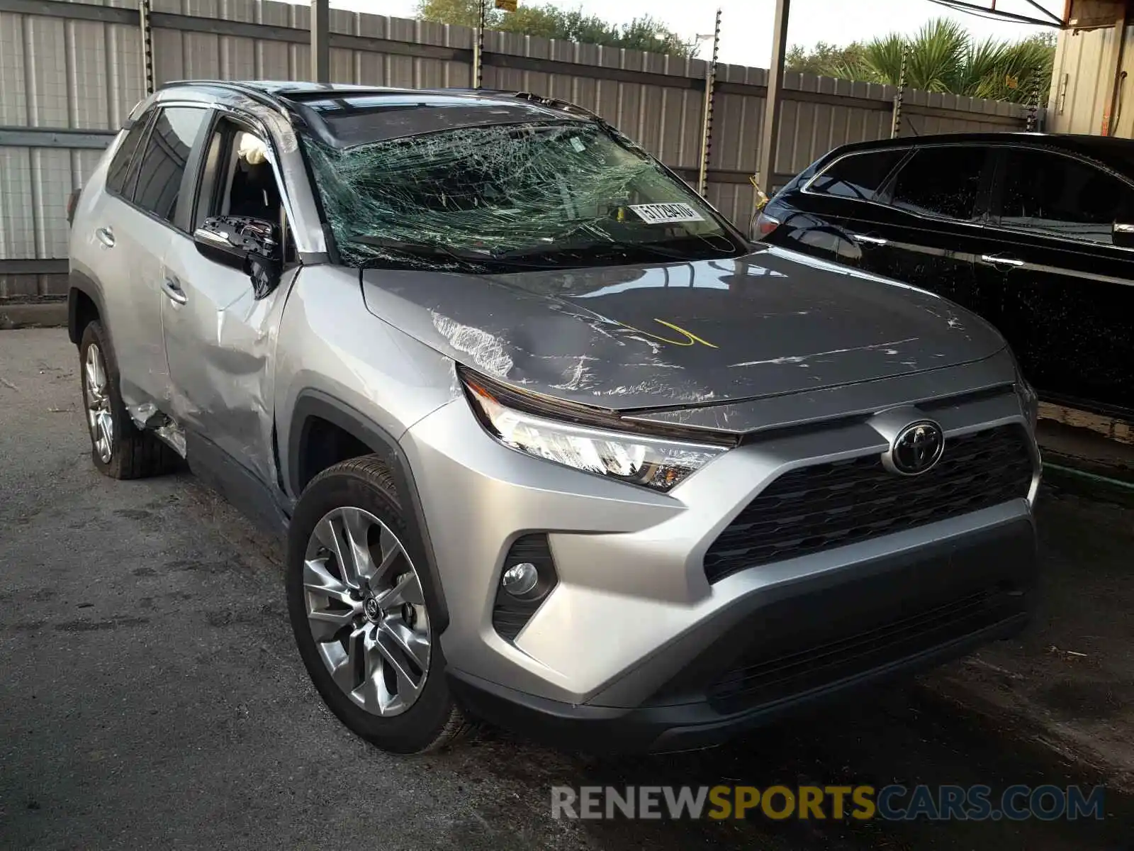 1 Photograph of a damaged car 2T3C1RFV9KW010185 TOYOTA RAV4 2019