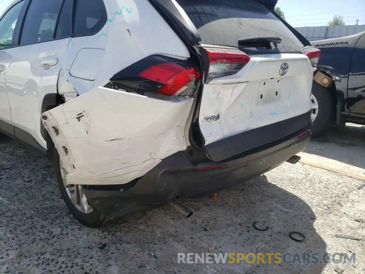 9 Photograph of a damaged car 2T3C1RFVXKW013290 TOYOTA RAV4 2019