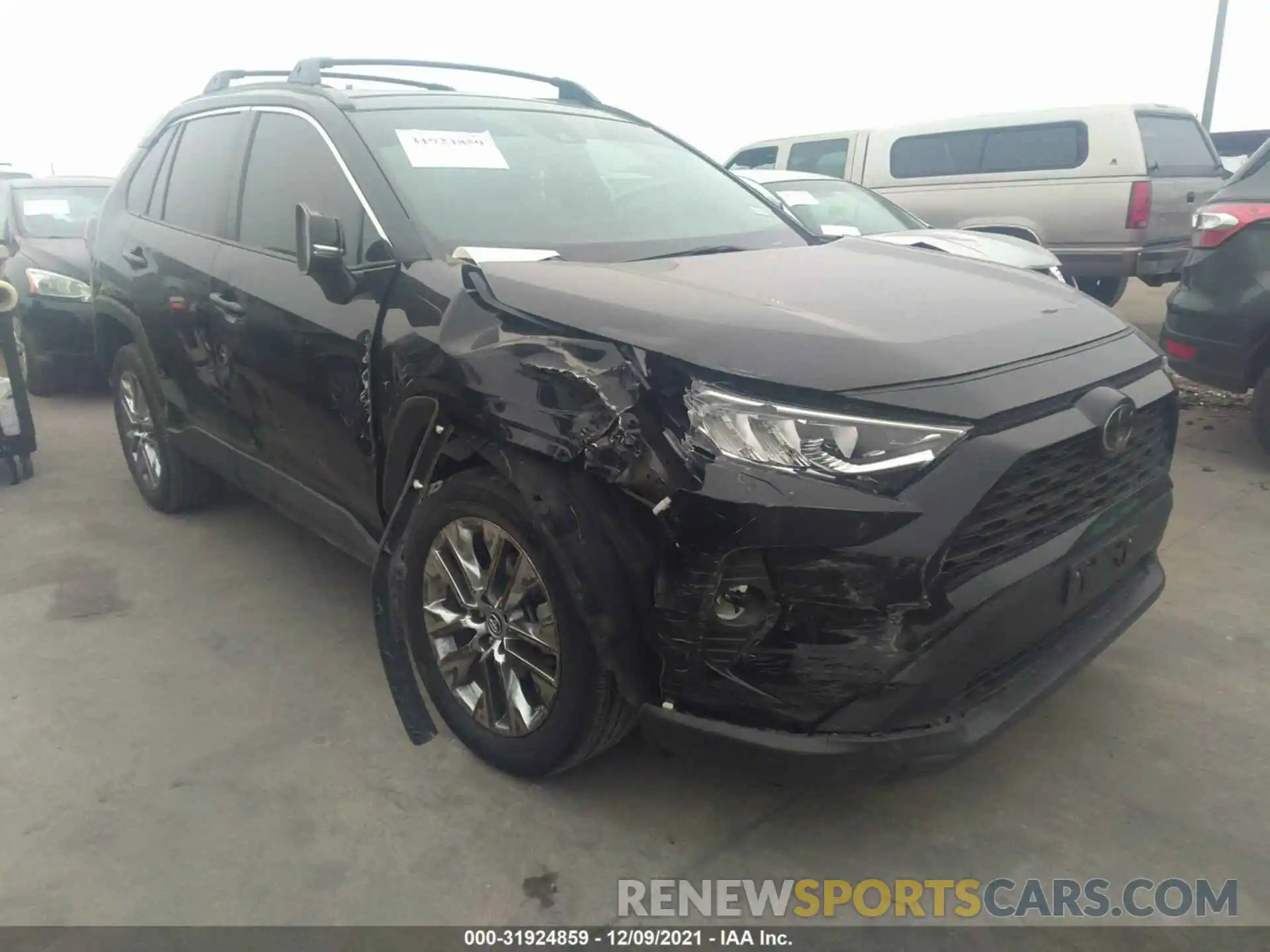 1 Photograph of a damaged car 2T3C1RFVXKW015072 TOYOTA RAV4 2019