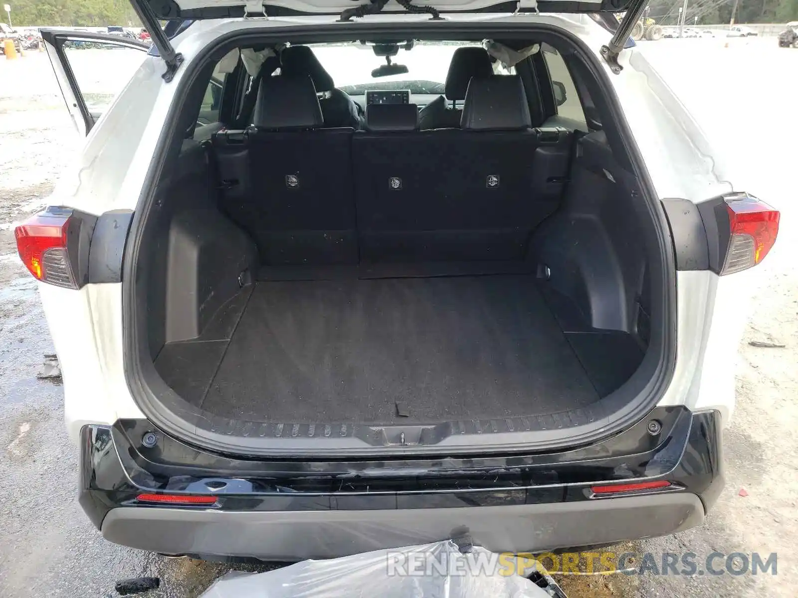 9 Photograph of a damaged car 2T3EWRFV2KW036332 TOYOTA RAV4 2019