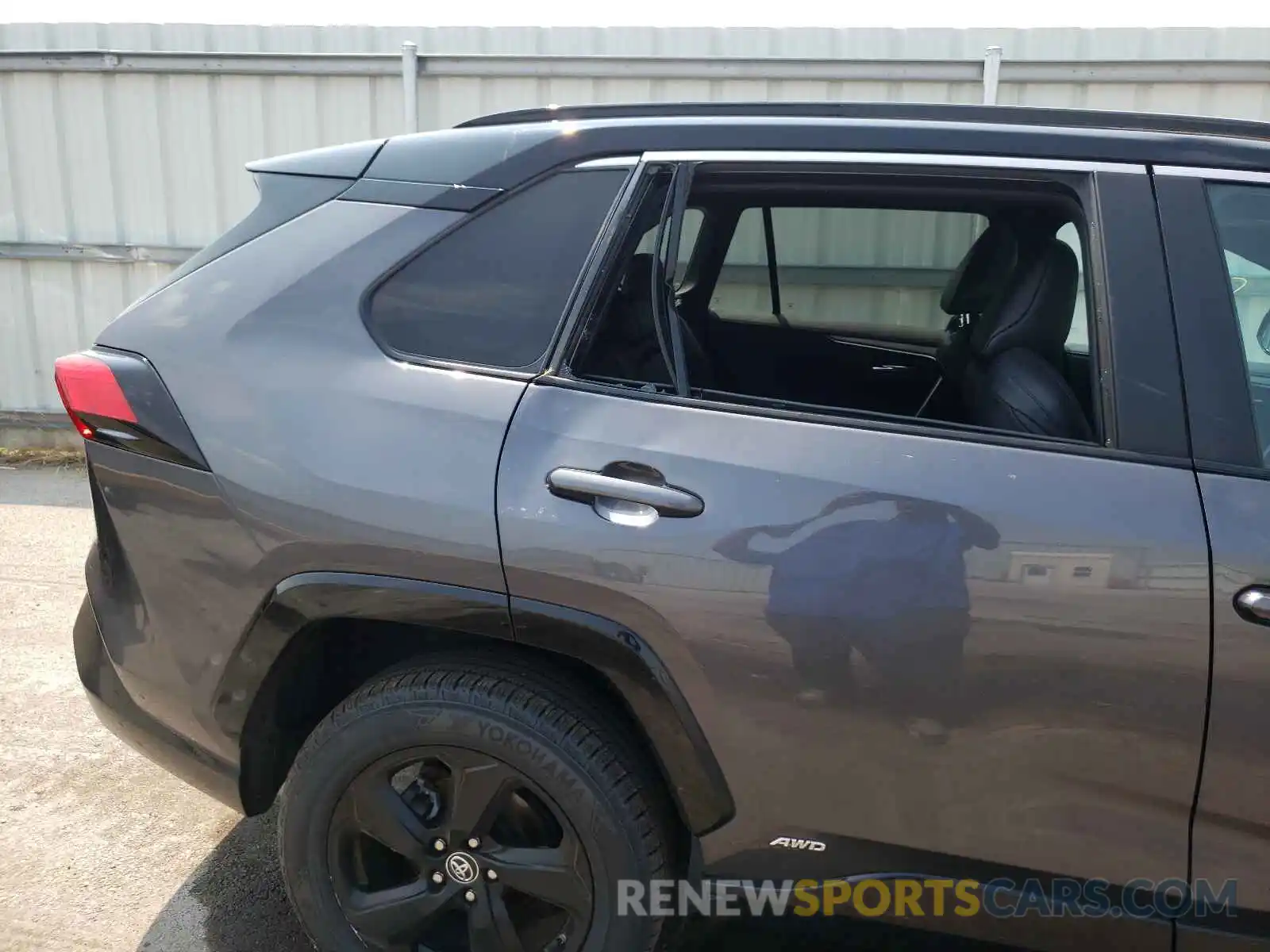 9 Photograph of a damaged car 2T3EWRFV4KW017703 TOYOTA RAV4 2019