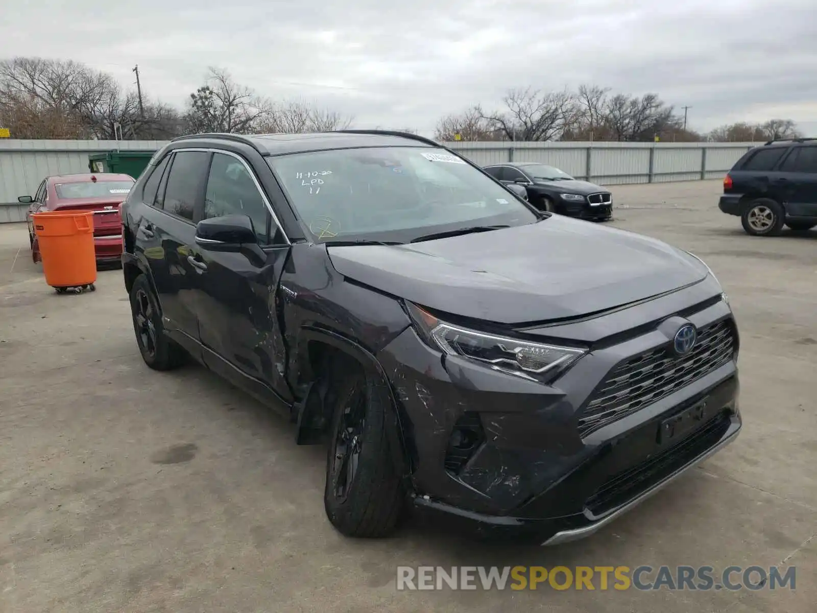 1 Photograph of a damaged car 2T3EWRFV5KW020481 TOYOTA RAV4 2019