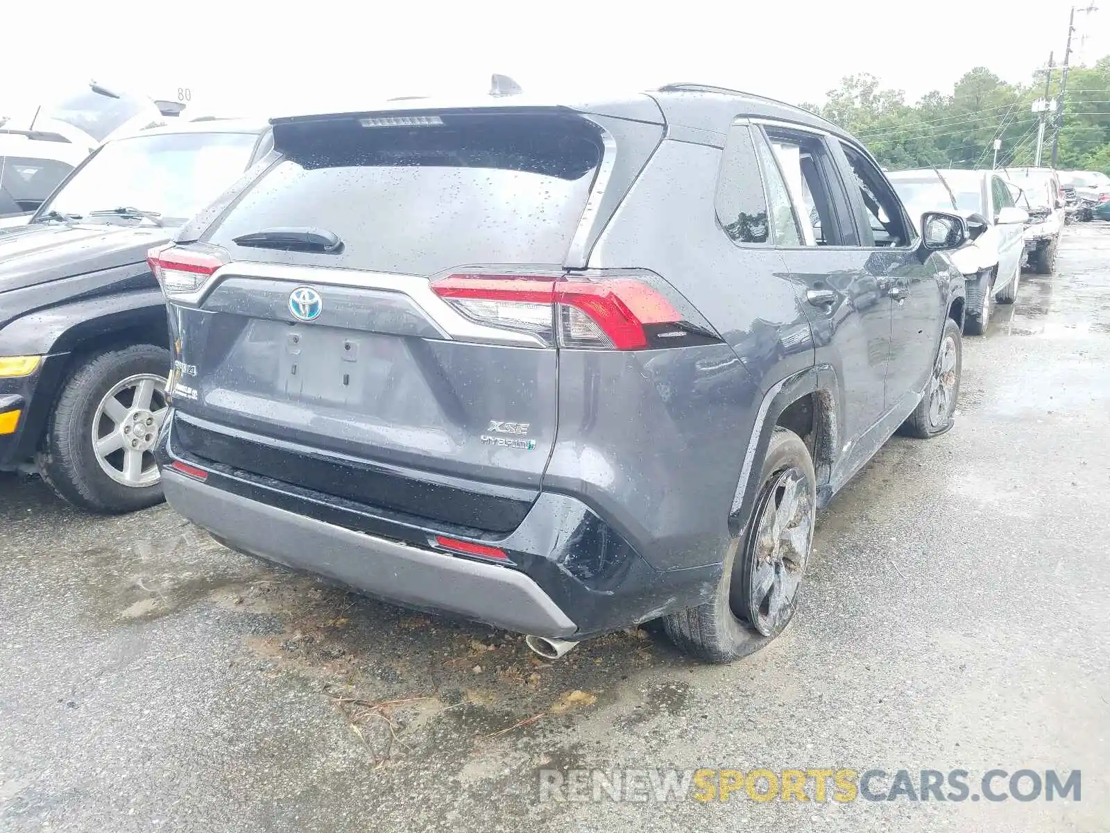 4 Photograph of a damaged car 2T3EWRFV5KW040763 TOYOTA RAV4 2019