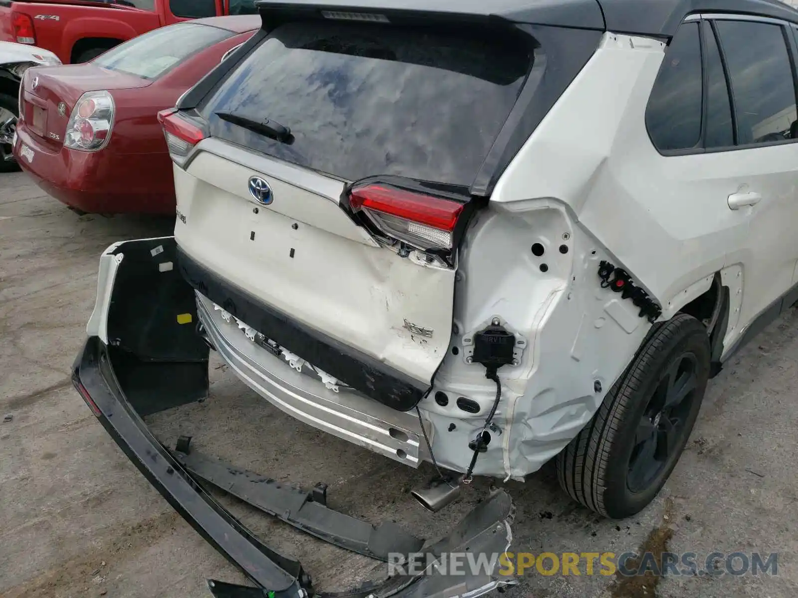 9 Photograph of a damaged car 2T3EWRFV5KW044330 TOYOTA RAV4 2019