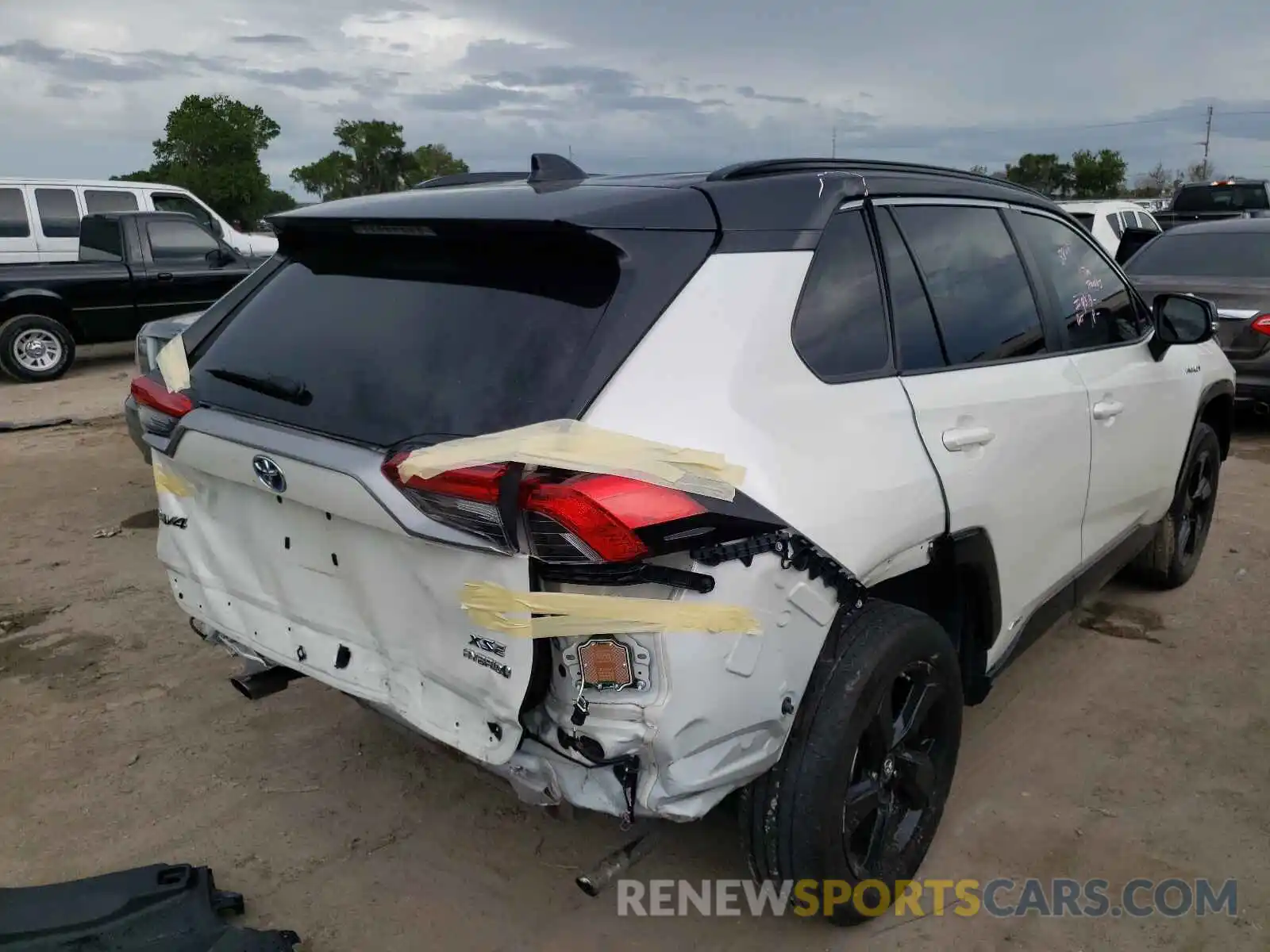 4 Photograph of a damaged car 2T3EWRFV6KW035488 TOYOTA RAV4 2019