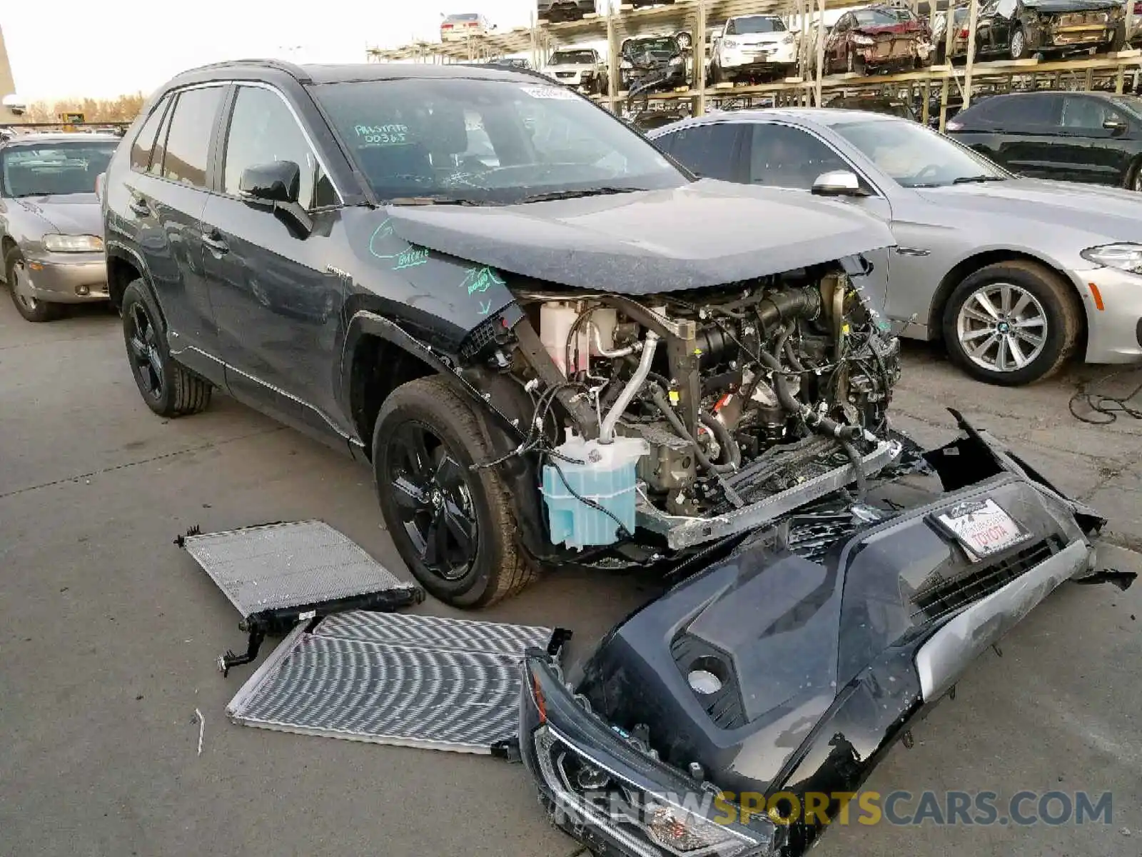 1 Photograph of a damaged car 2T3EWRFV6KW041047 TOYOTA RAV4 2019