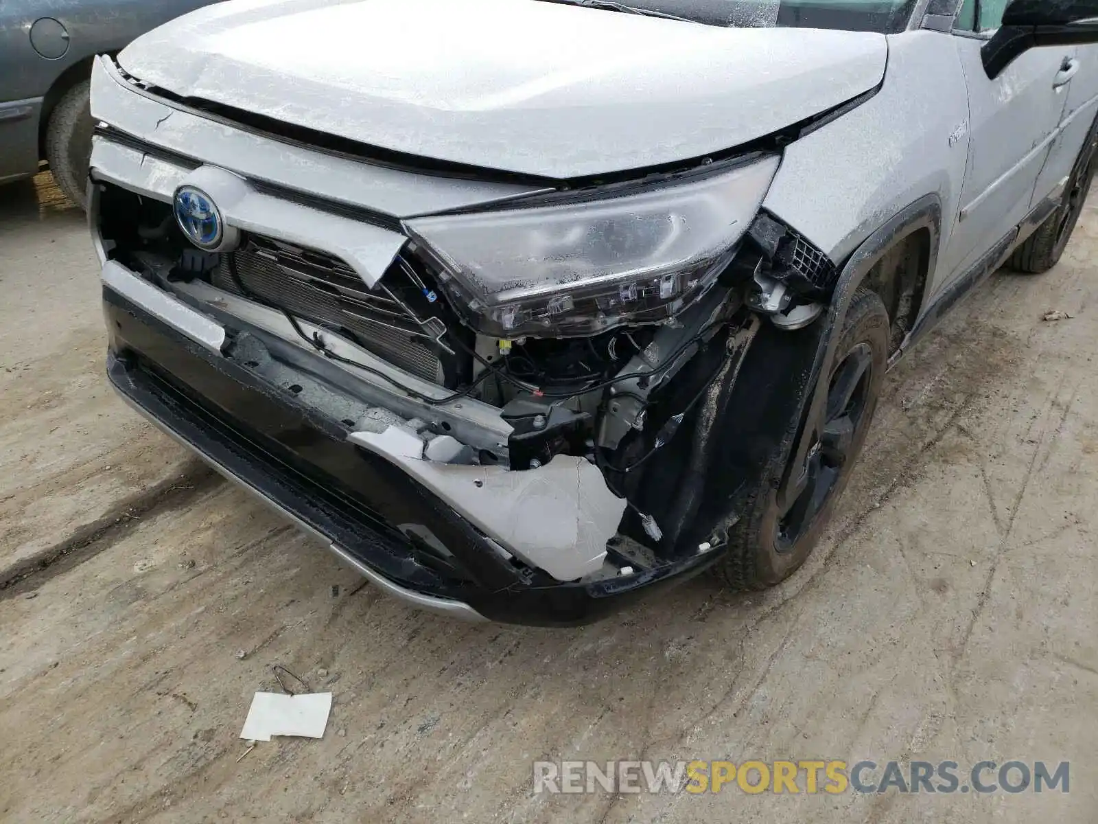 9 Photograph of a damaged car 2T3EWRFV8KW043625 TOYOTA RAV4 2019