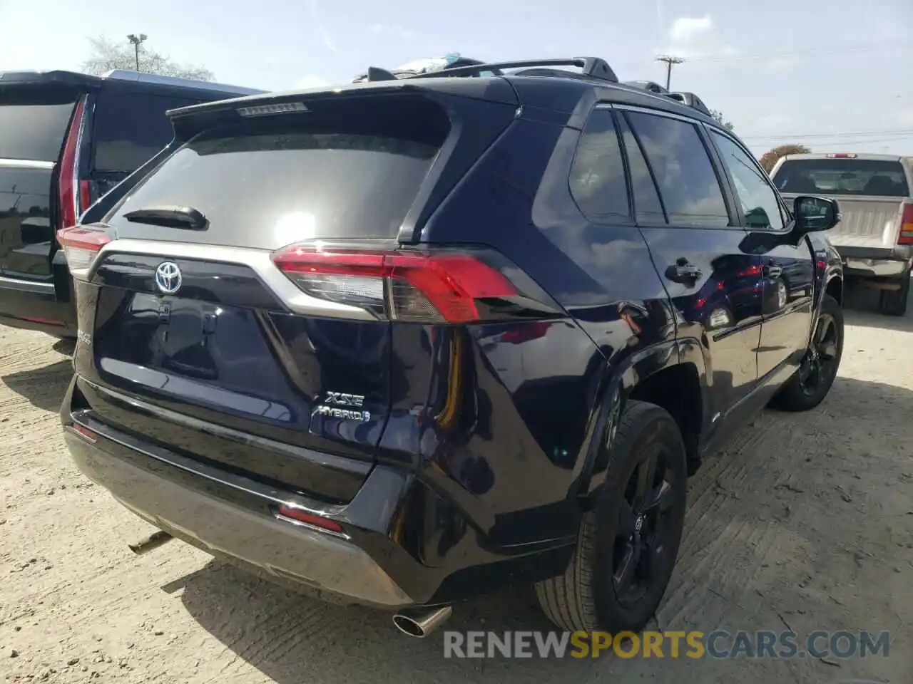 4 Photograph of a damaged car 2T3EWRFV9KW015316 TOYOTA RAV4 2019