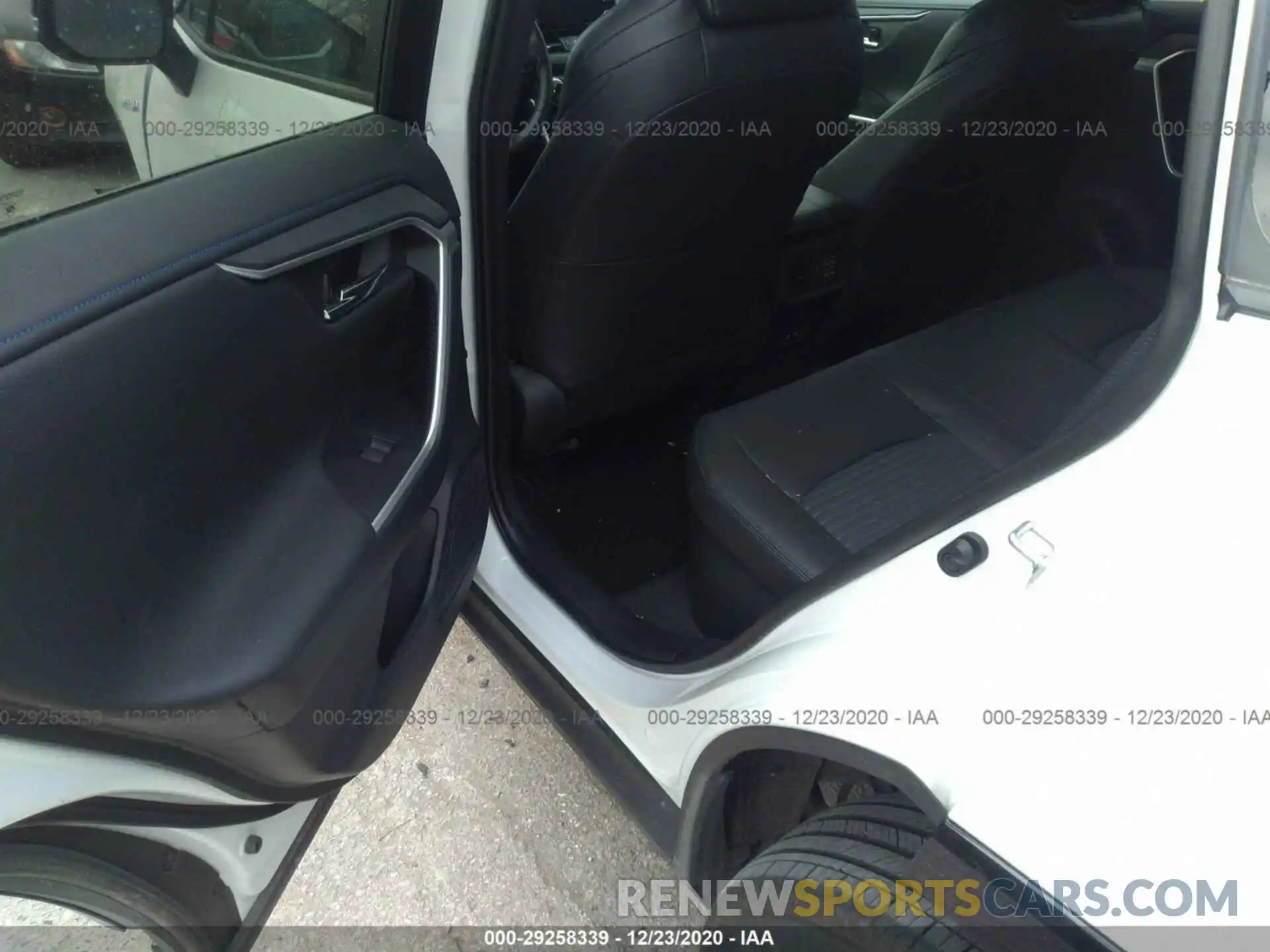 8 Photograph of a damaged car 2T3EWRFV9KW023772 TOYOTA RAV4 2019