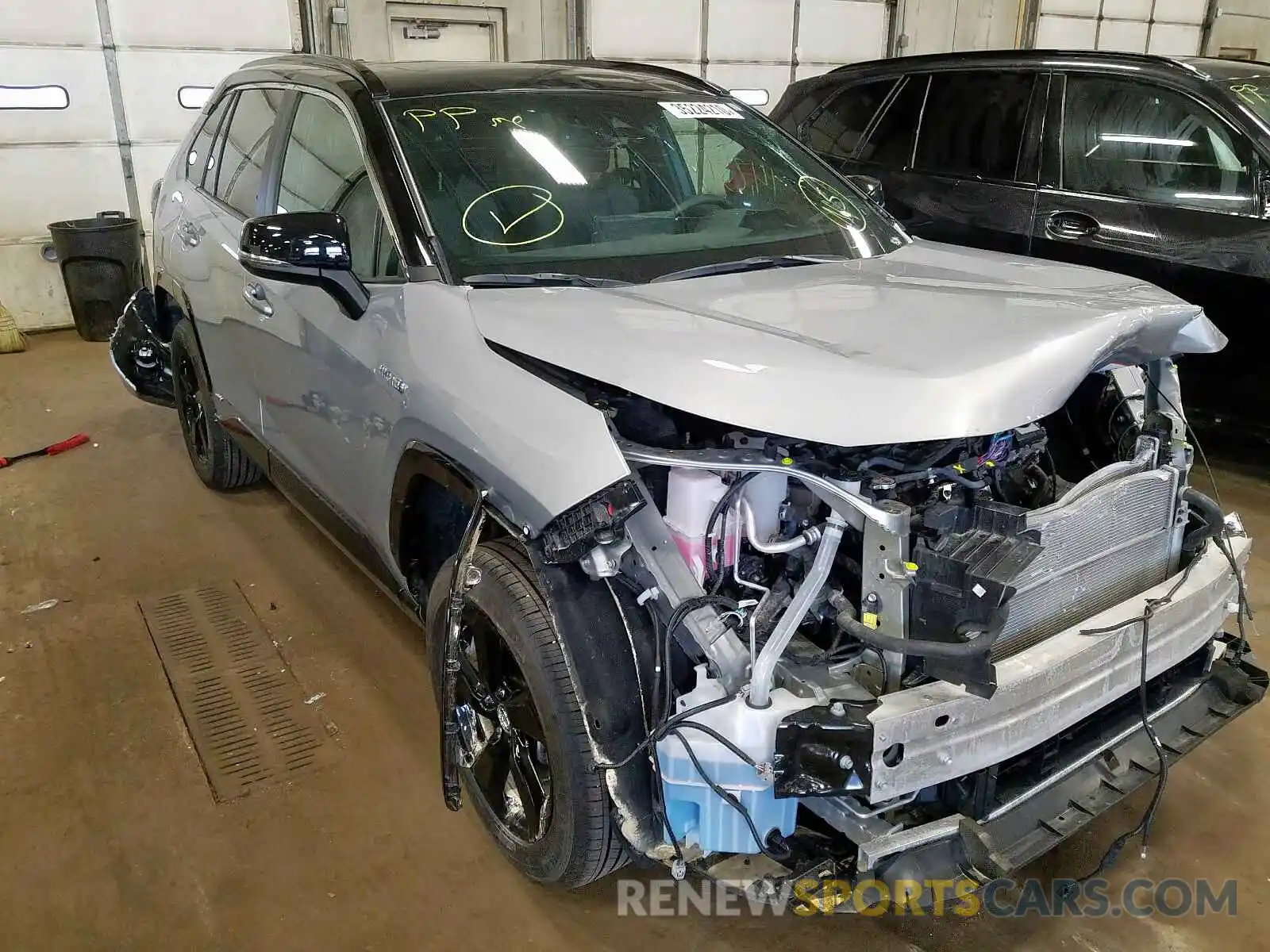 1 Photograph of a damaged car 2T3EWRFV9KW037588 TOYOTA RAV4 2019