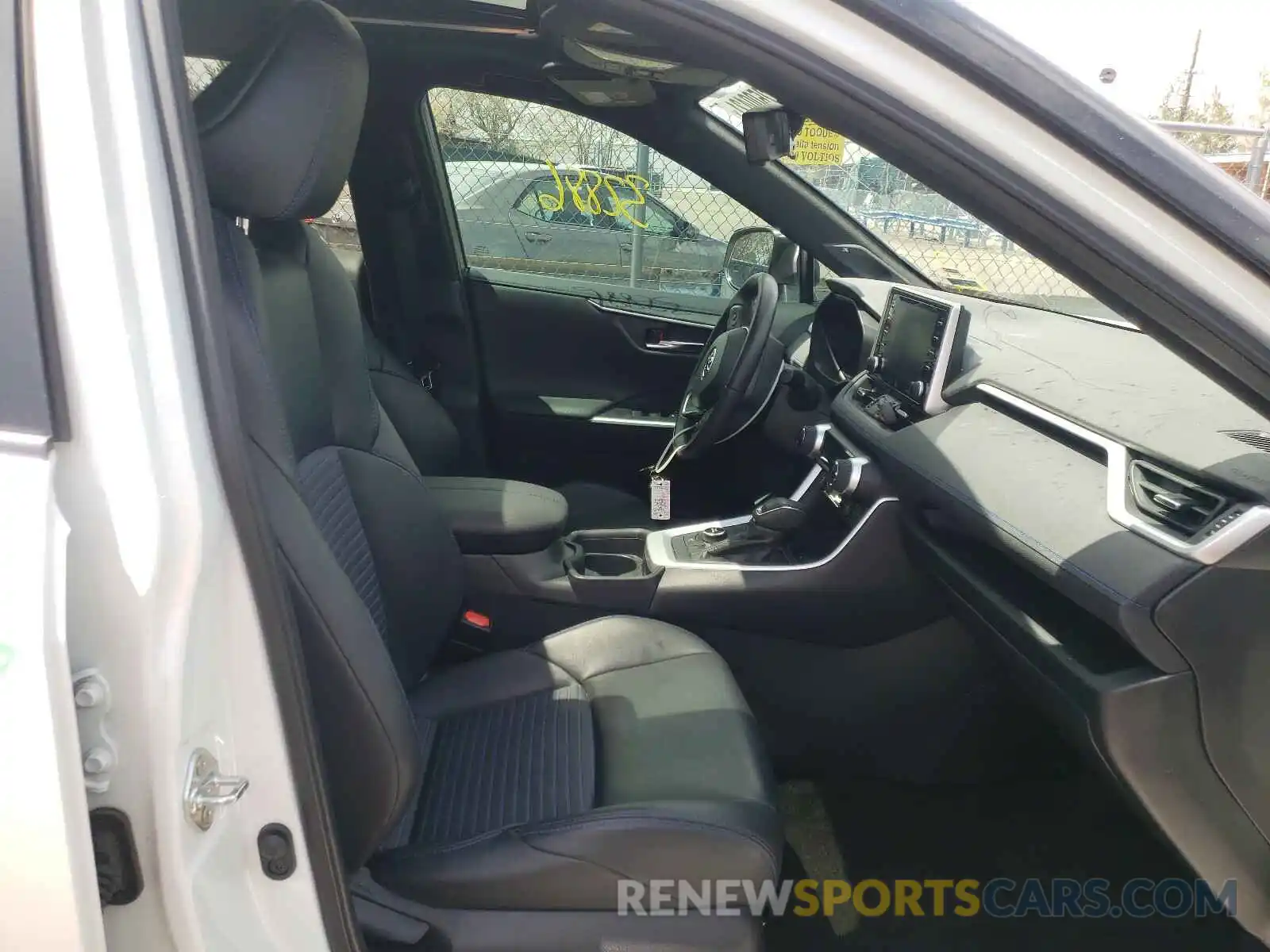 5 Photograph of a damaged car 2T3EWRFV9KW043441 TOYOTA RAV4 2019