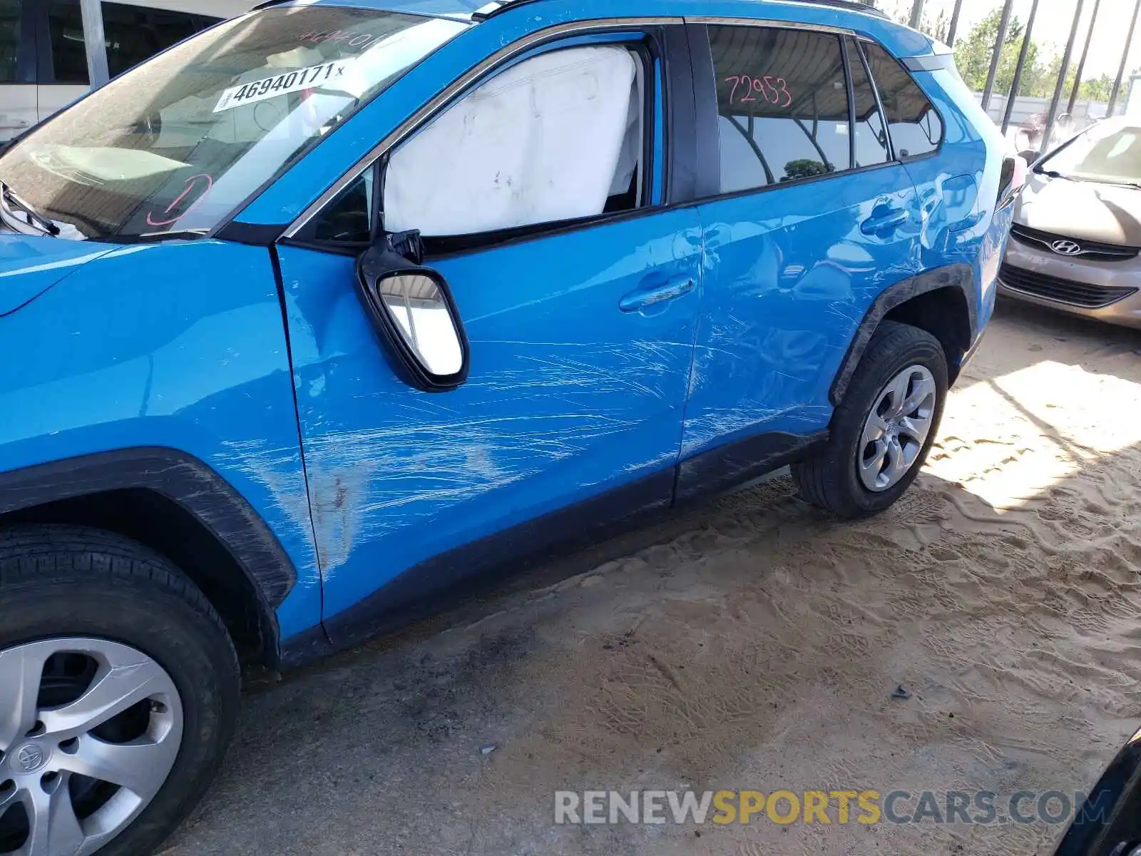 9 Photograph of a damaged car 2T3F1RFV0KC040643 TOYOTA RAV4 2019