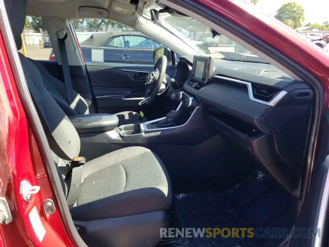 5 Photograph of a damaged car 2T3F1RFV0KW015062 TOYOTA RAV4 2019