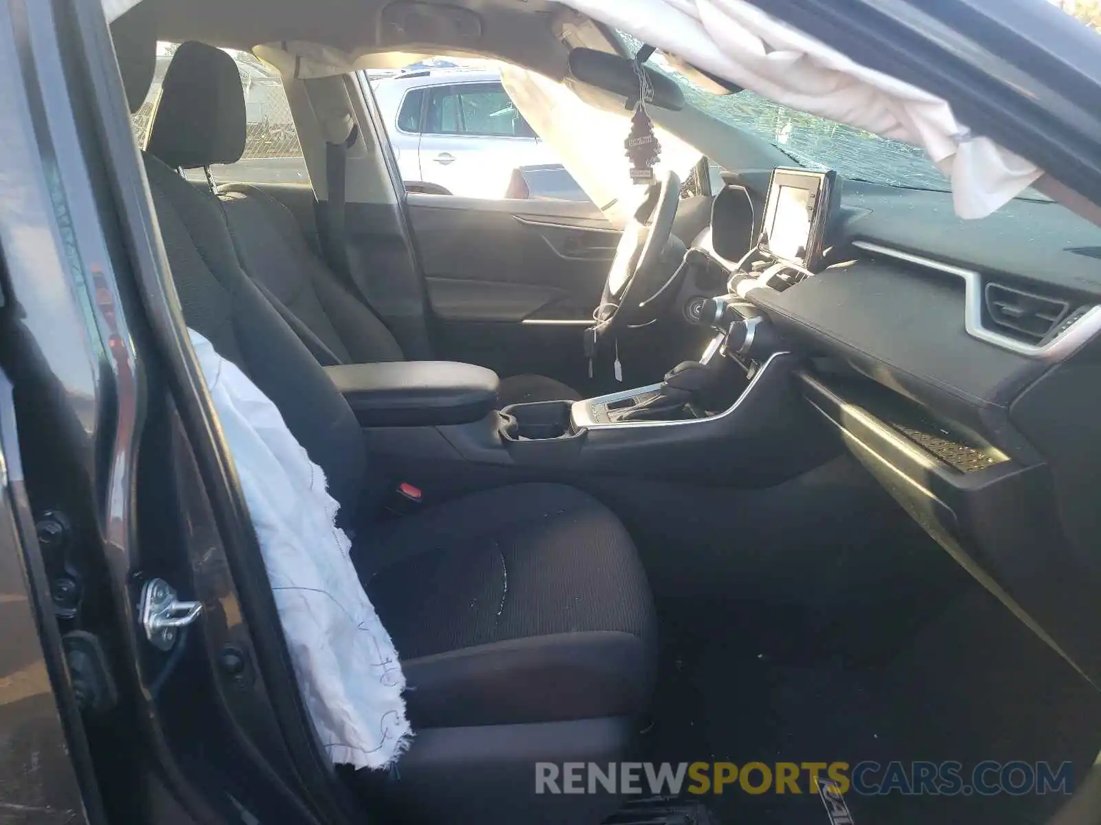 5 Photograph of a damaged car 2T3F1RFV0KW062379 TOYOTA RAV4 2019