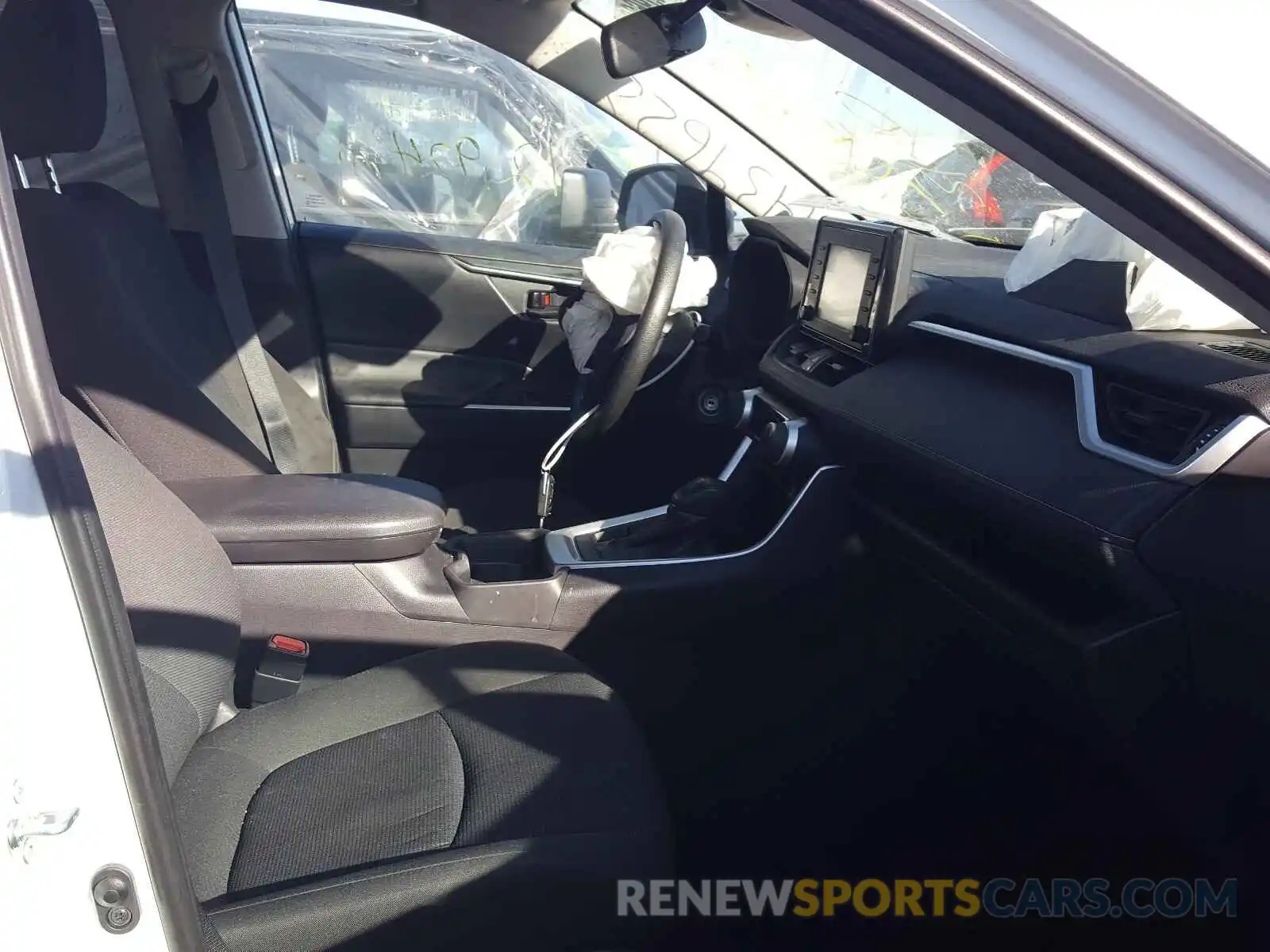 5 Photograph of a damaged car 2T3F1RFV1KW066036 TOYOTA RAV4 2019