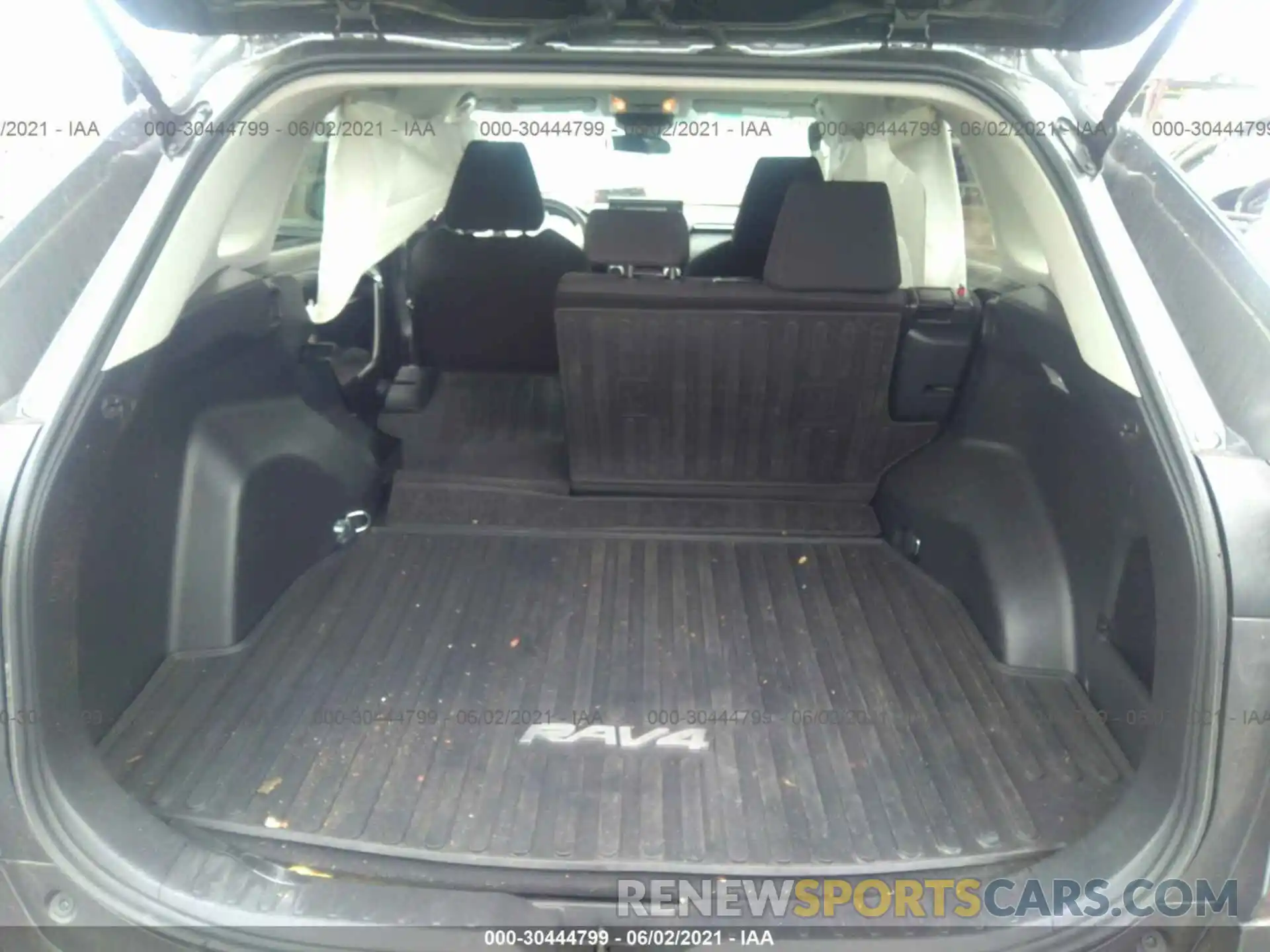 8 Photograph of a damaged car 2T3F1RFV4KW036240 TOYOTA RAV4 2019