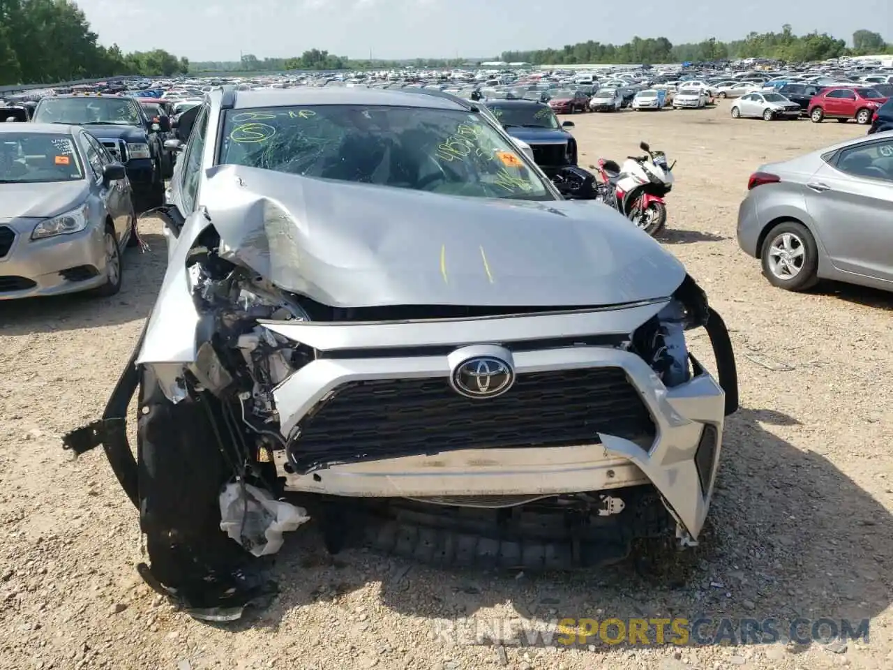 9 Photograph of a damaged car 2T3F1RFV5KW031001 TOYOTA RAV4 2019