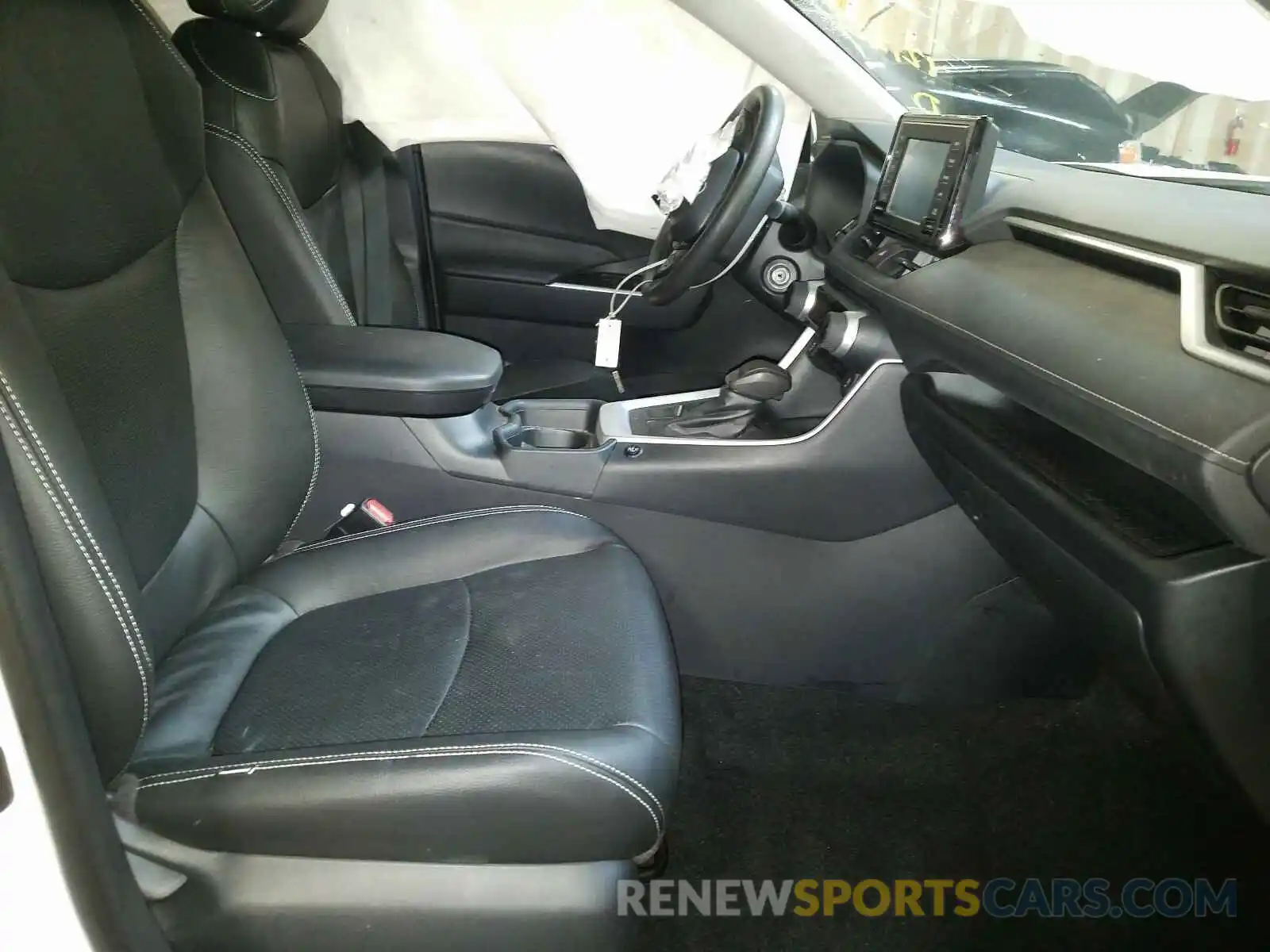 5 Photograph of a damaged car 2T3G1RFV0KC013124 TOYOTA RAV4 2019