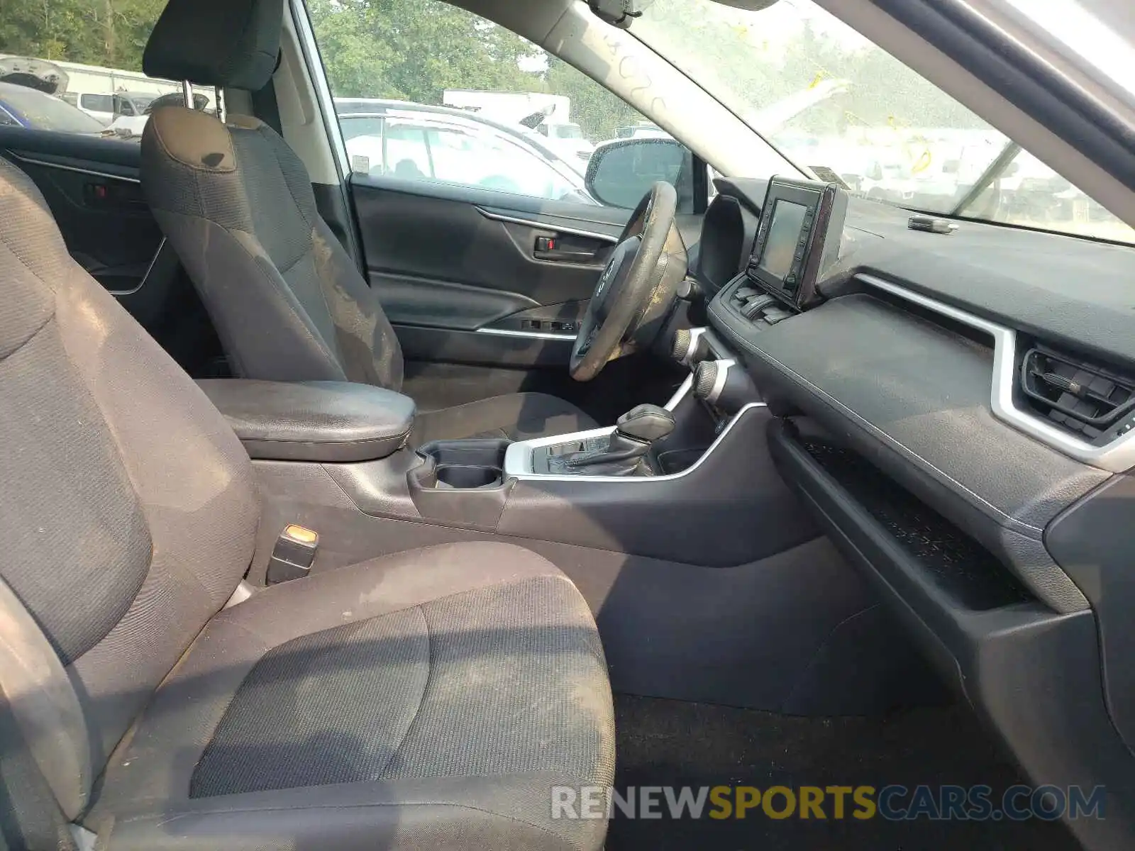 5 Photograph of a damaged car 2T3G1RFV0KW010254 TOYOTA RAV4 2019