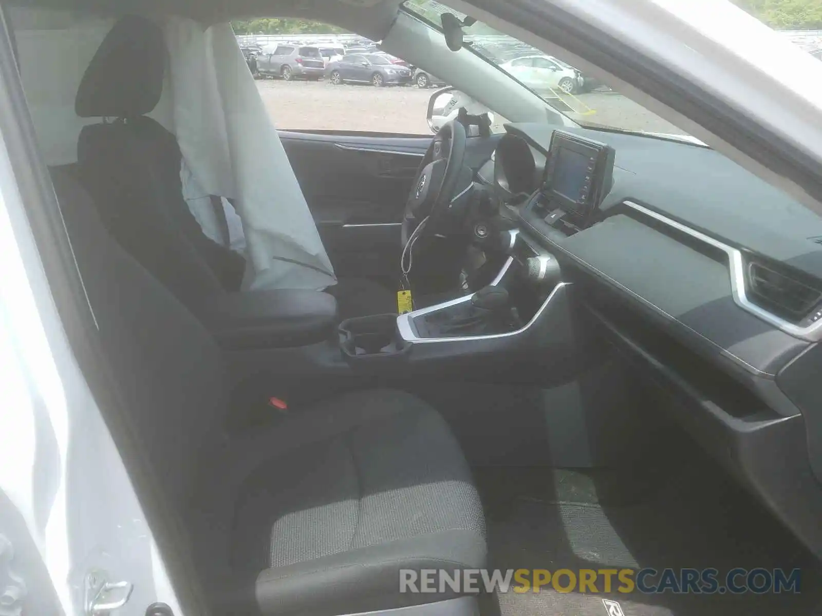 5 Photograph of a damaged car 2T3G1RFV0KW028057 TOYOTA RAV4 2019