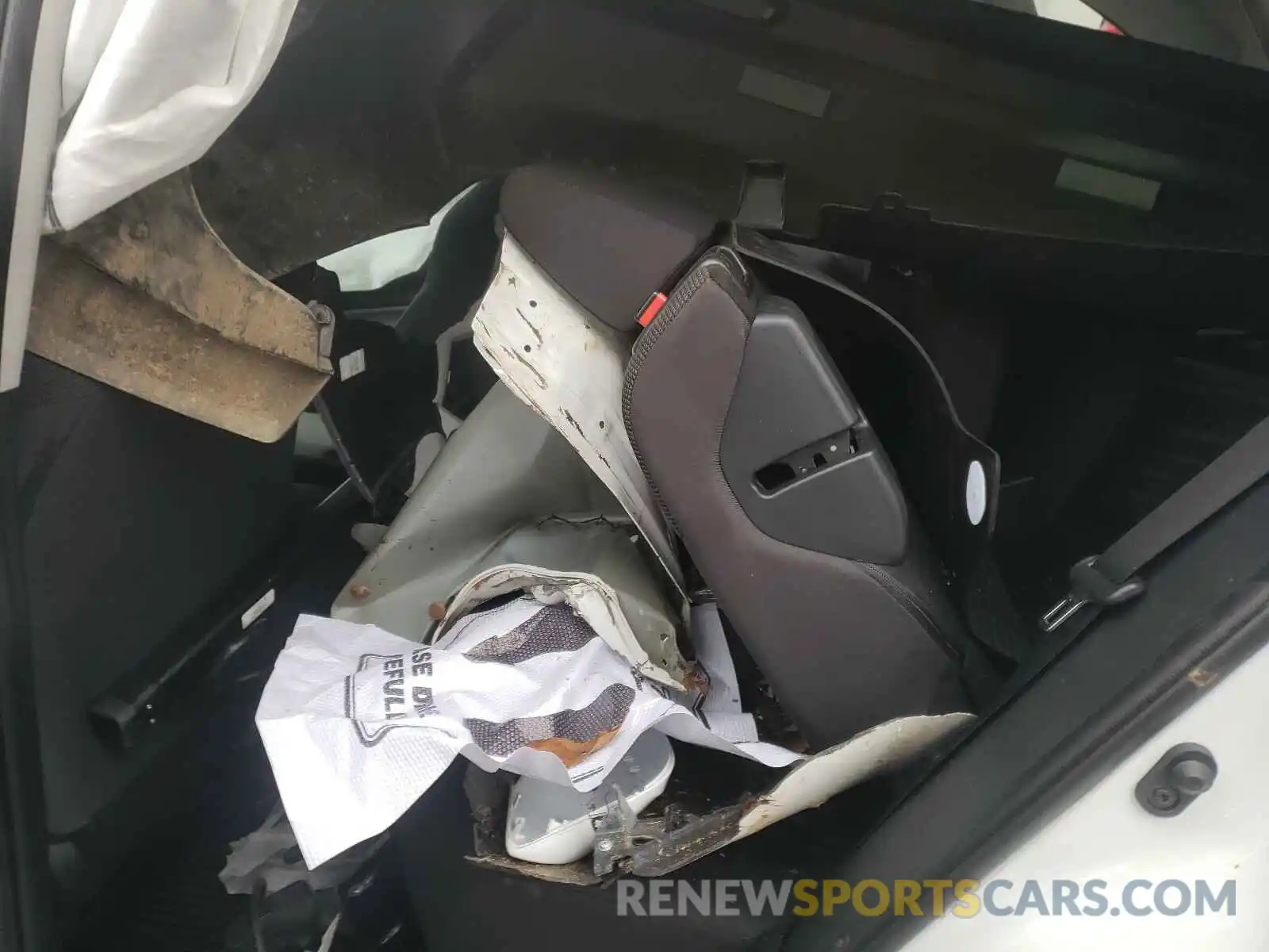 6 Photograph of a damaged car 2T3G1RFV1KW080605 TOYOTA RAV4 2019