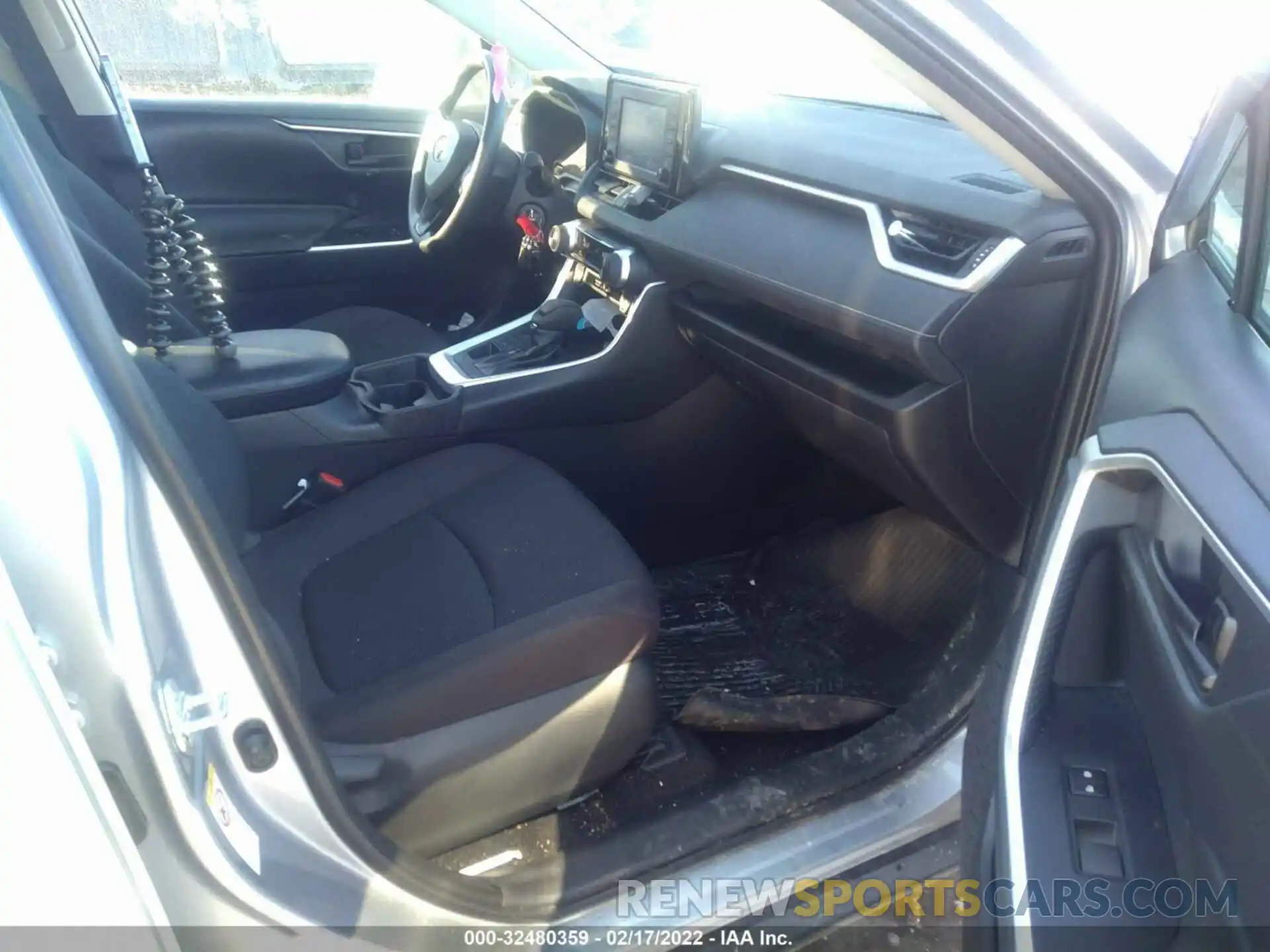 5 Photograph of a damaged car 2T3G1RFV2KW013060 TOYOTA RAV4 2019