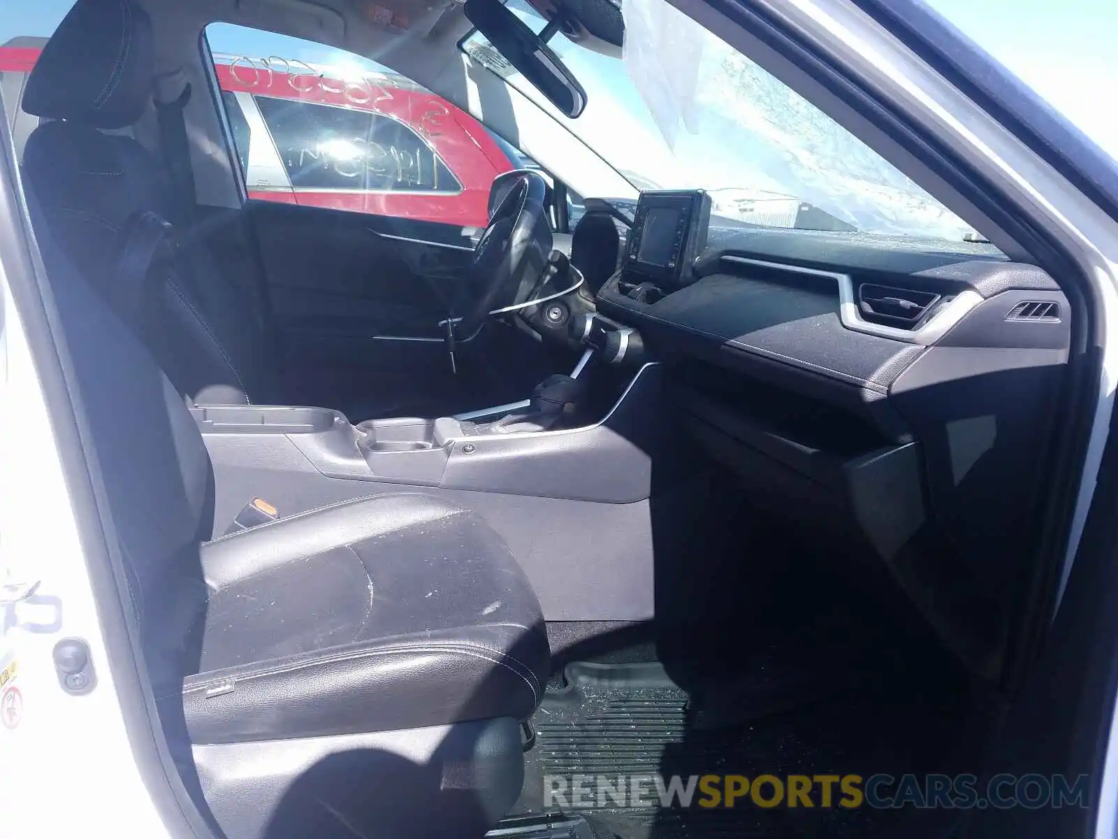 5 Photograph of a damaged car 2T3G1RFV2KW013981 TOYOTA RAV4 2019